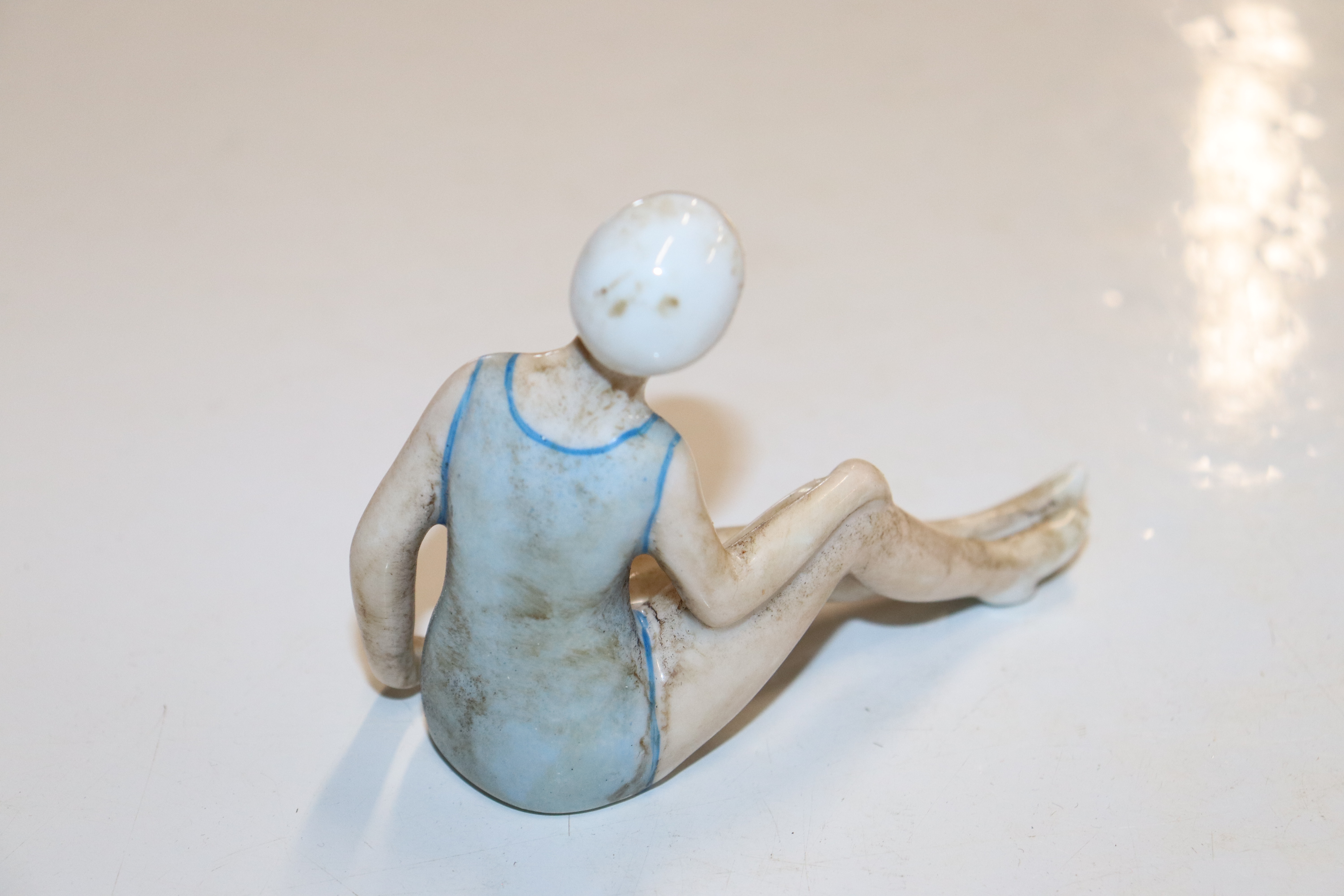 A box containing porcelain dolls and ornaments - Image 12 of 16