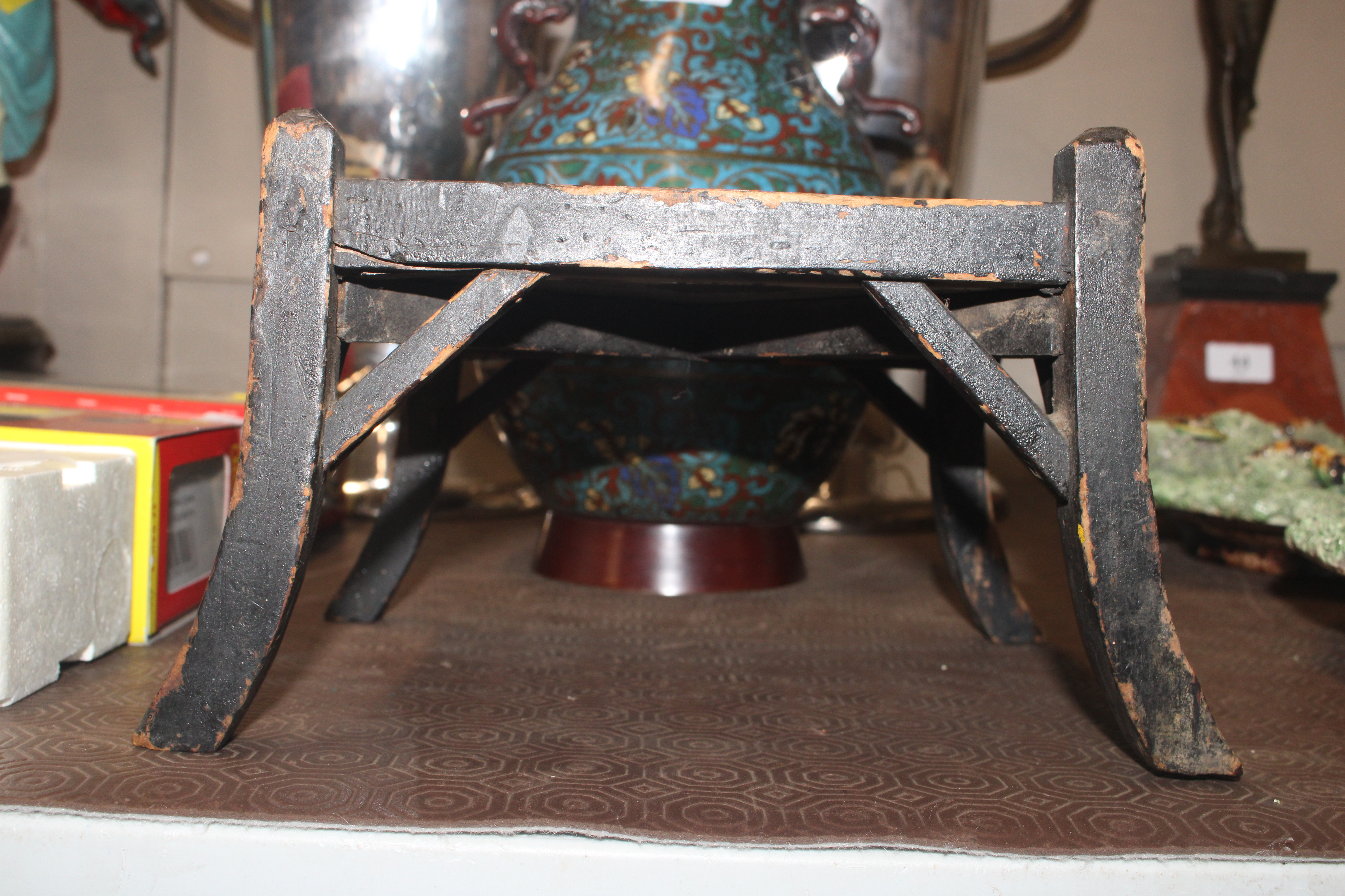 An antique stand with inset of blue and white tile - Image 4 of 6