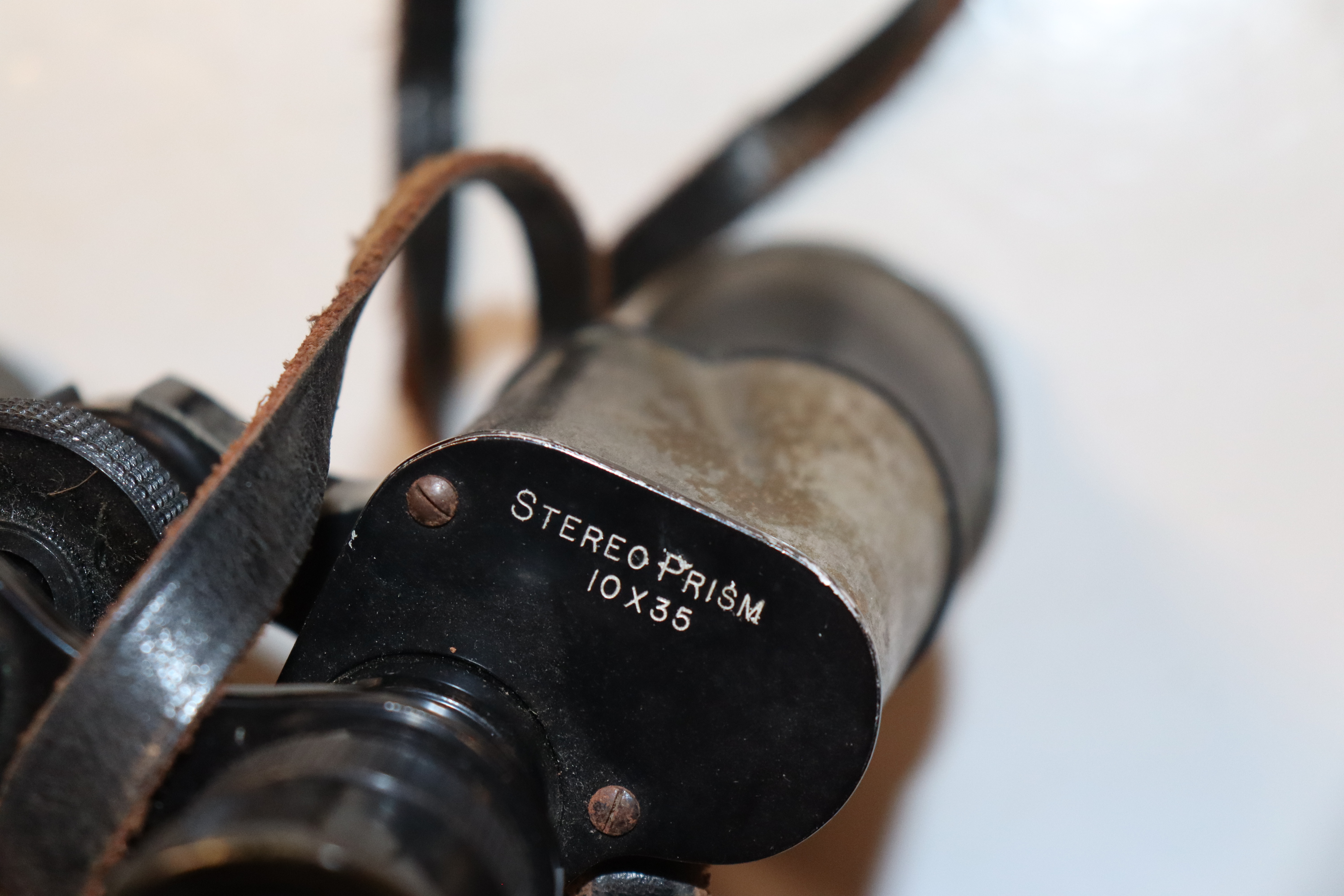 A box of various binoculars - Image 18 of 21