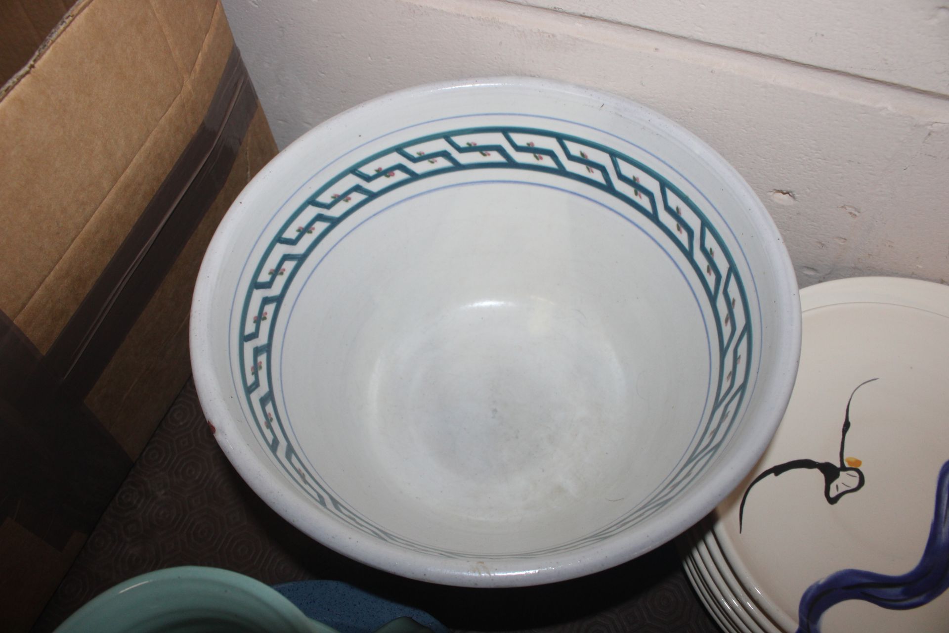 A quantity of decorative bowls and plates - Image 13 of 14