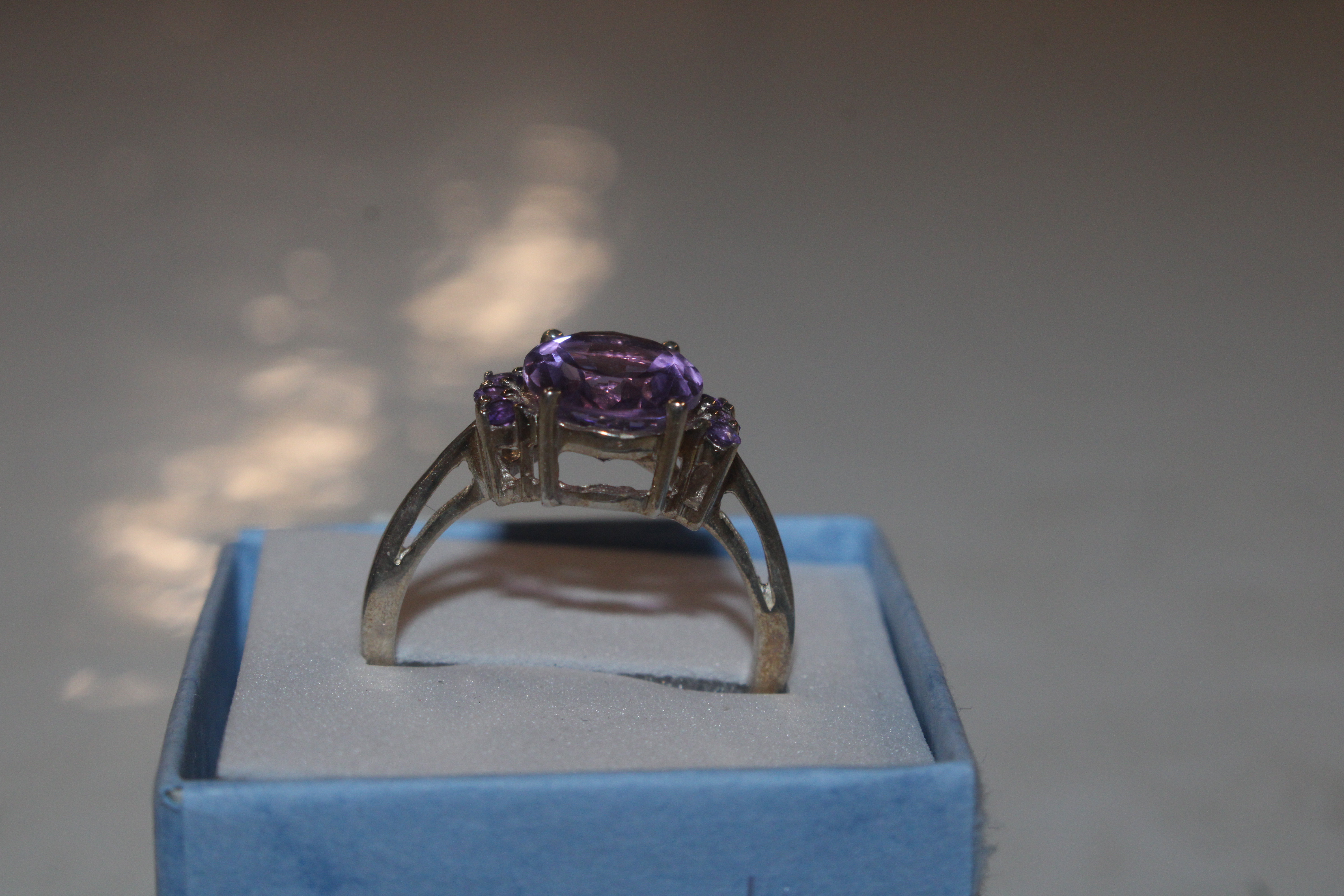 A Sterling silver and amethyst set ring, ring size - Image 3 of 5