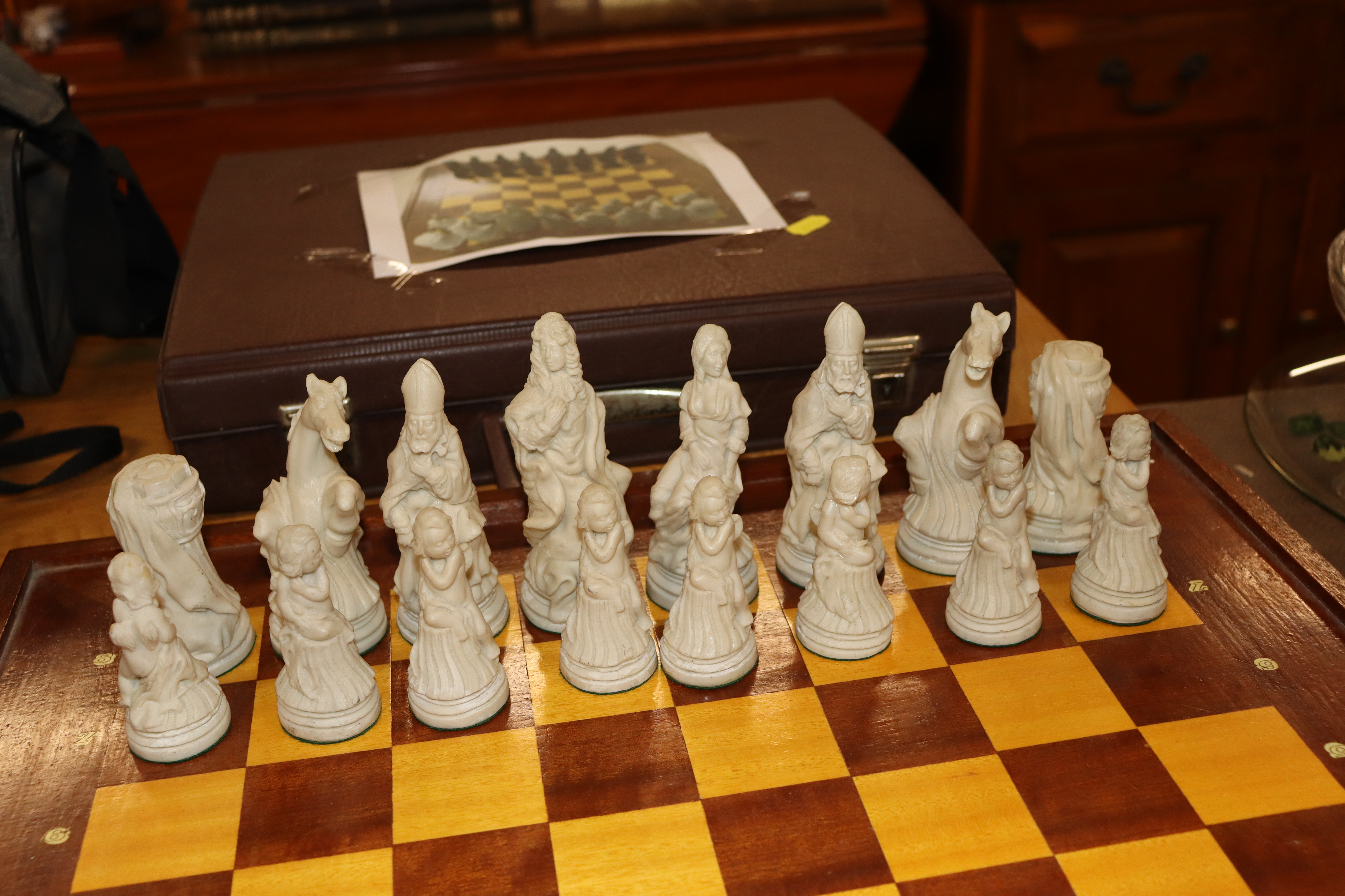 A chess set of classical design - Image 2 of 2