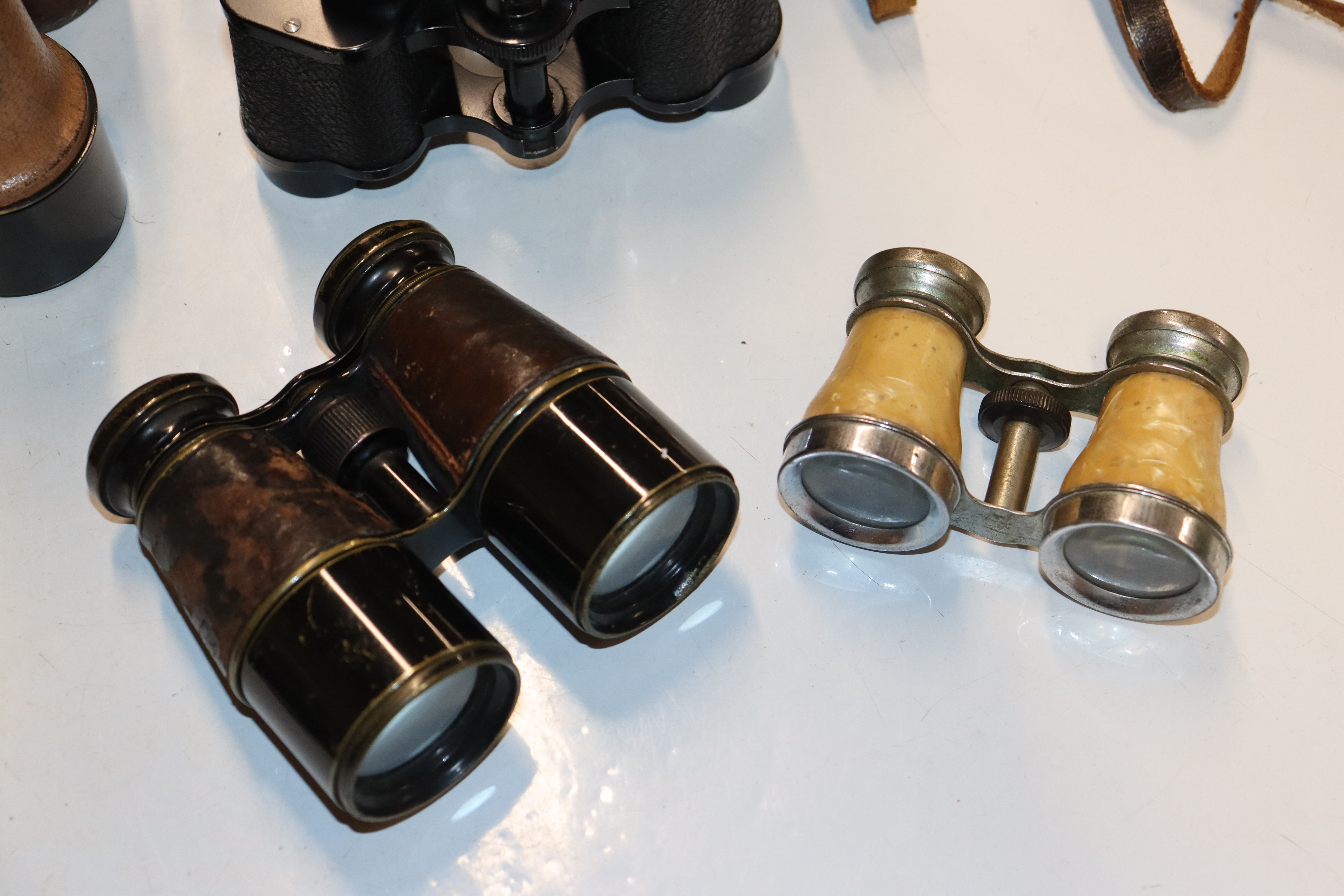 A box of various binoculars - Image 2 of 21