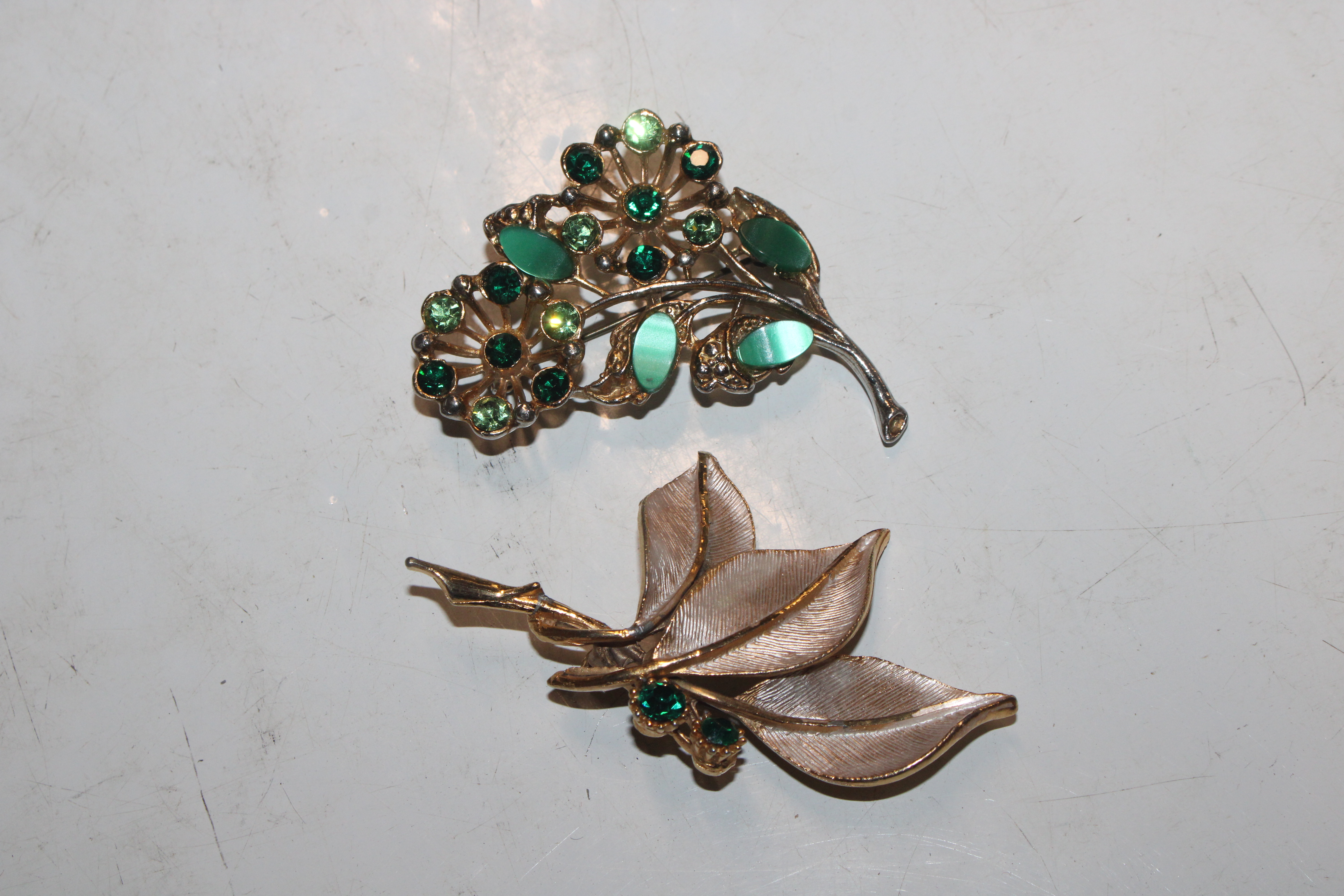 A Midwinter leaf dish containing costume jewellery - Image 7 of 10