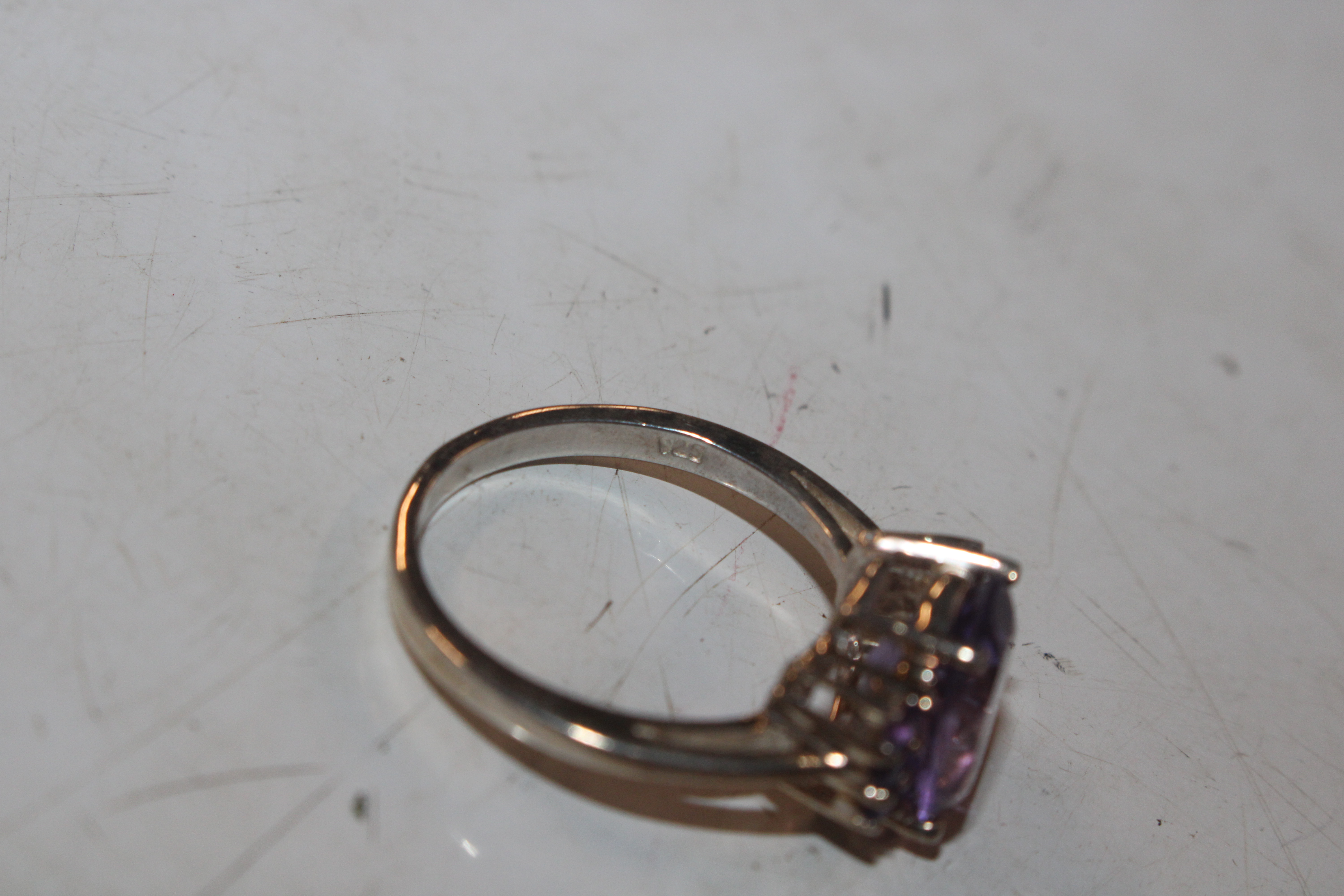 A Sterling silver and amethyst set ring, ring size - Image 5 of 5