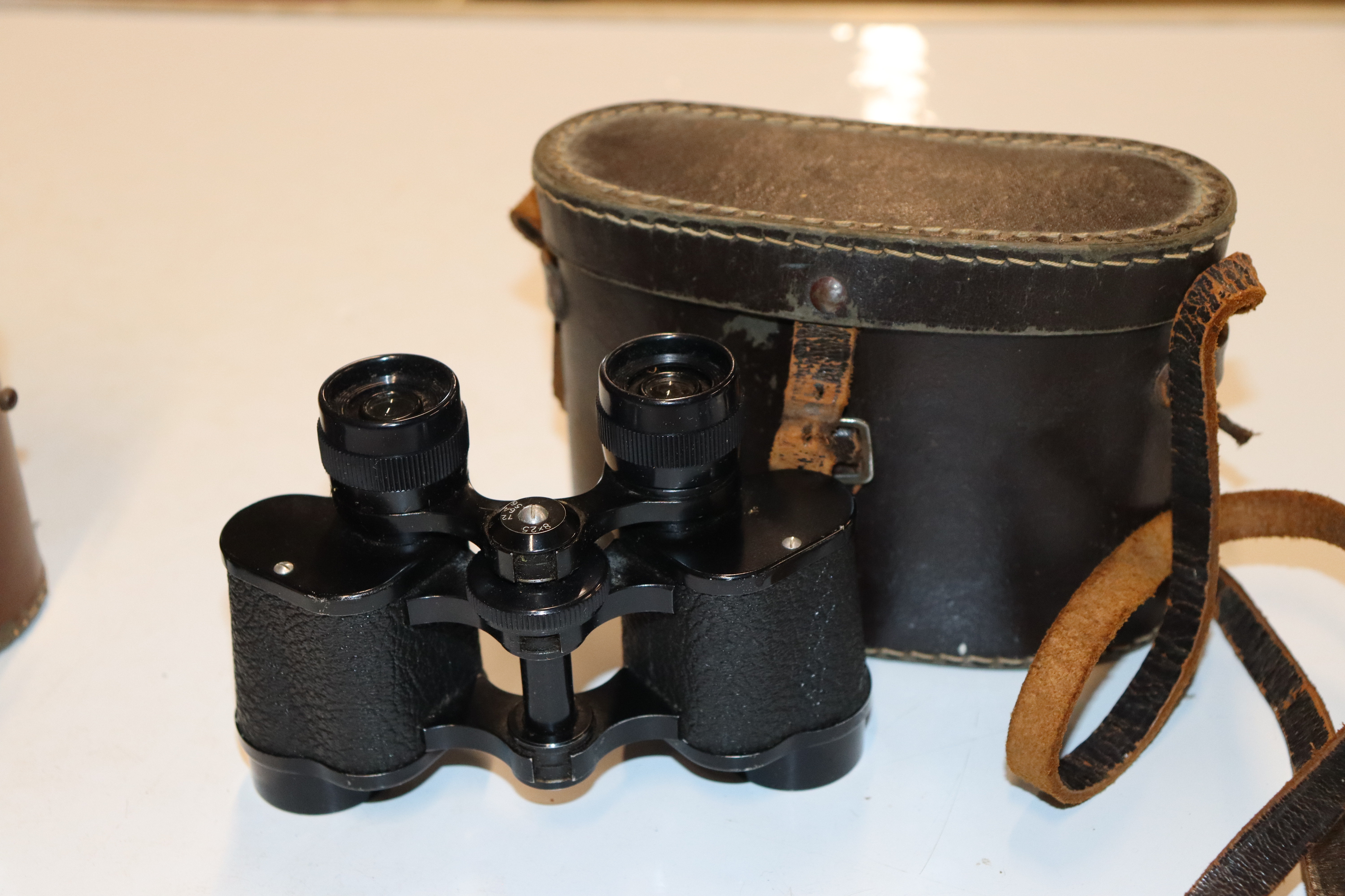 A box of various binoculars - Image 9 of 21