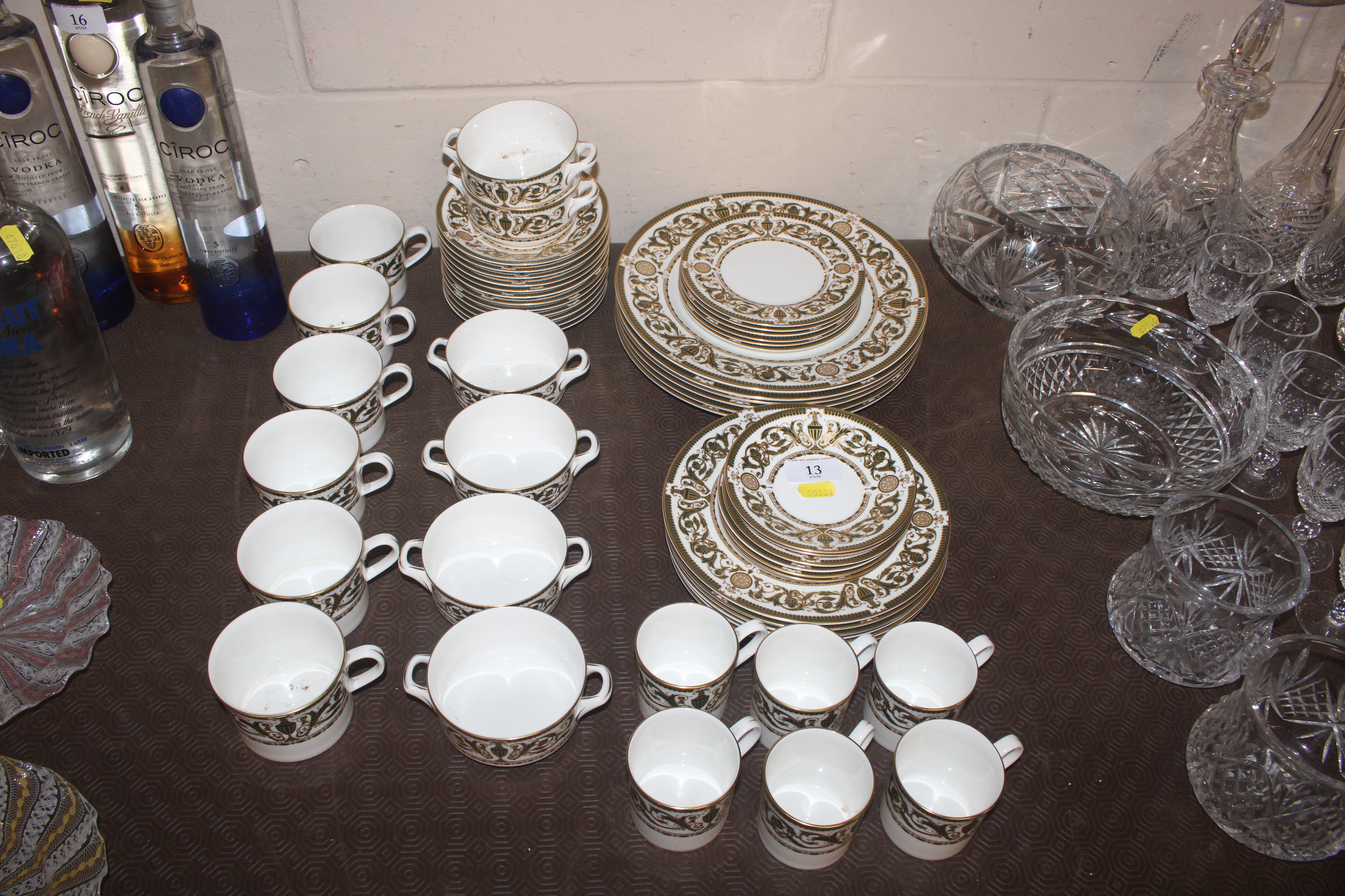 A quantity of Royal Worcester "Windsor" pattern te