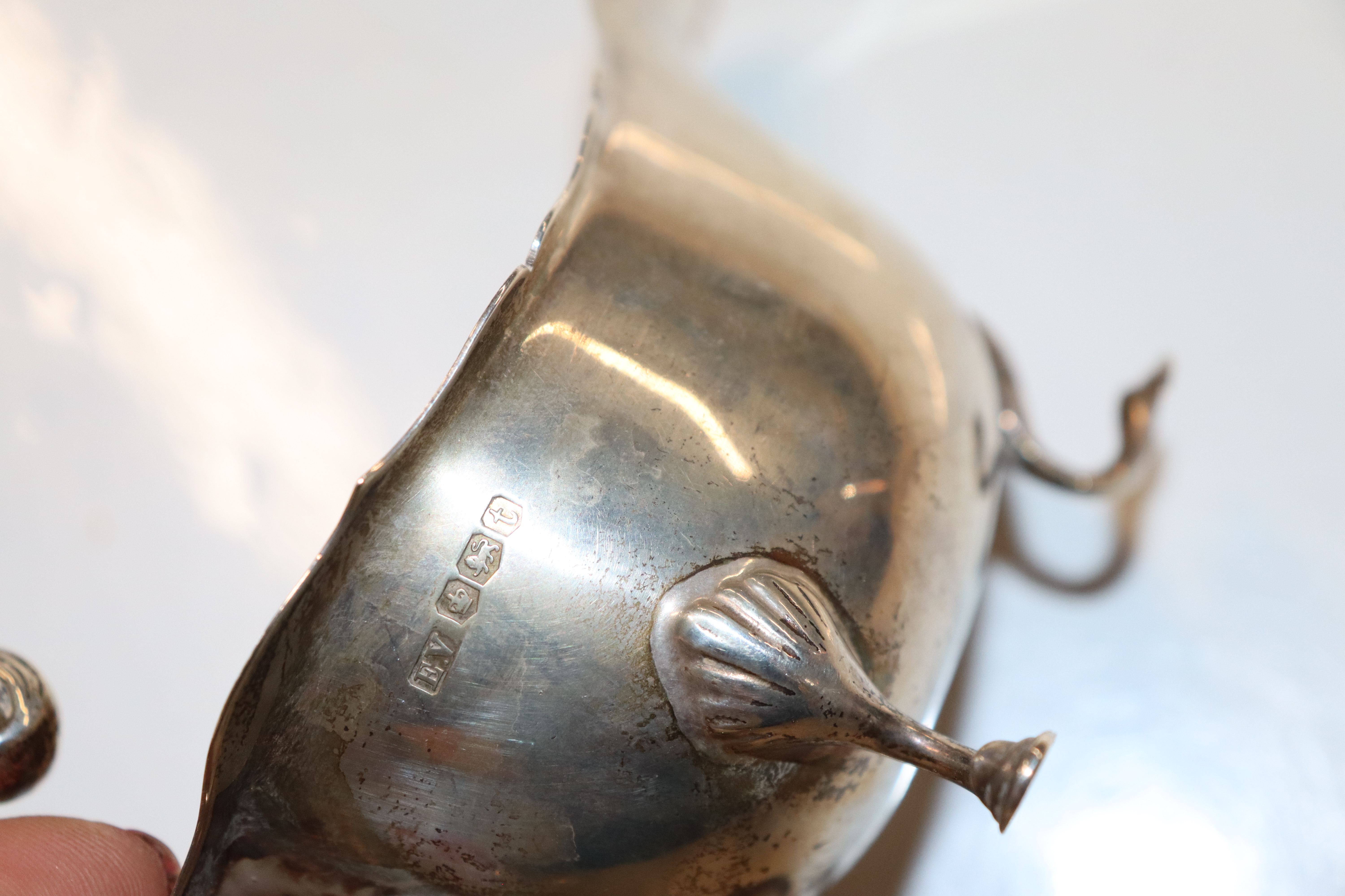 A silver sauce boat, approx. 2.5oz (105gms); a sil - Image 4 of 6