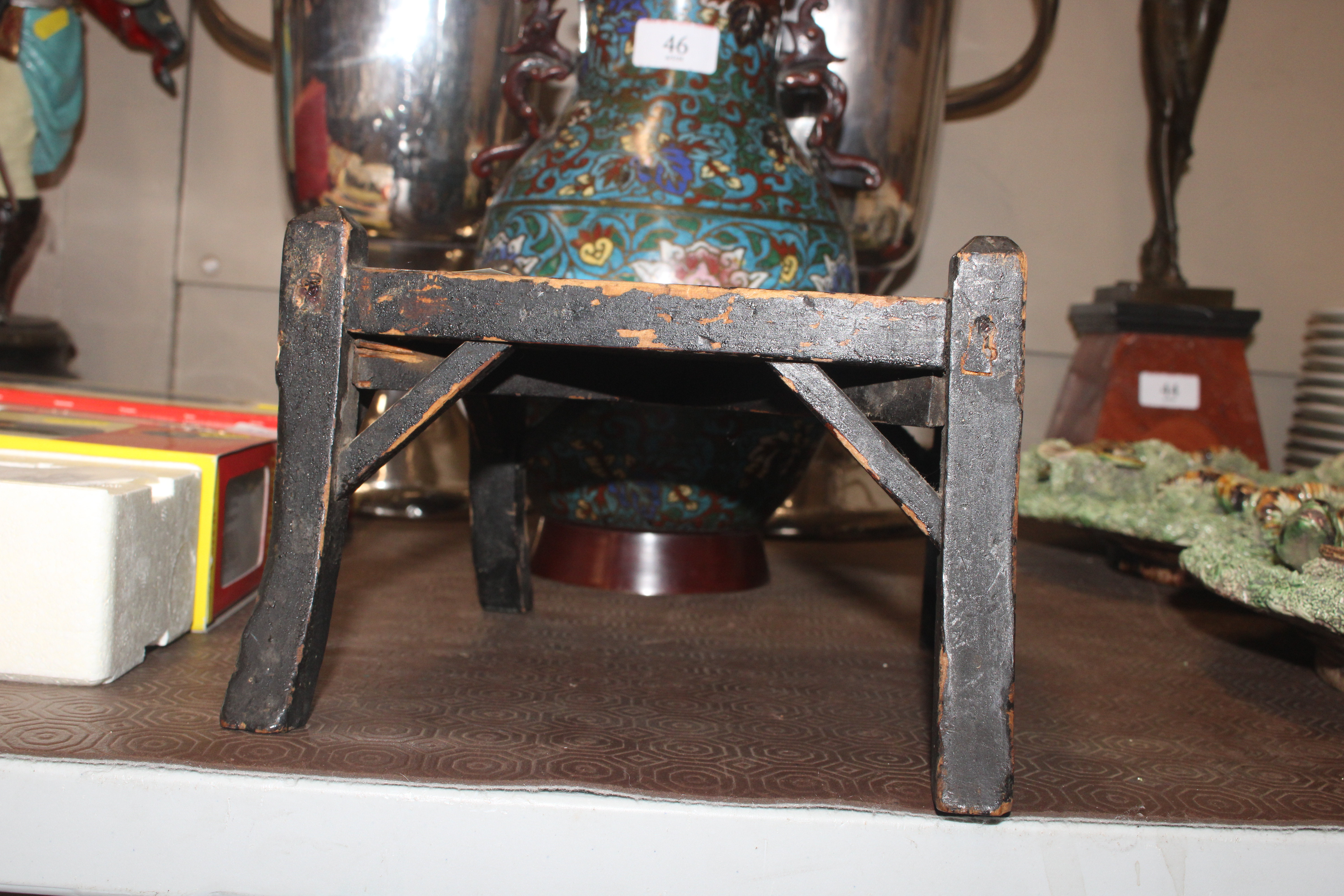 An antique stand with inset of blue and white tile - Image 5 of 6