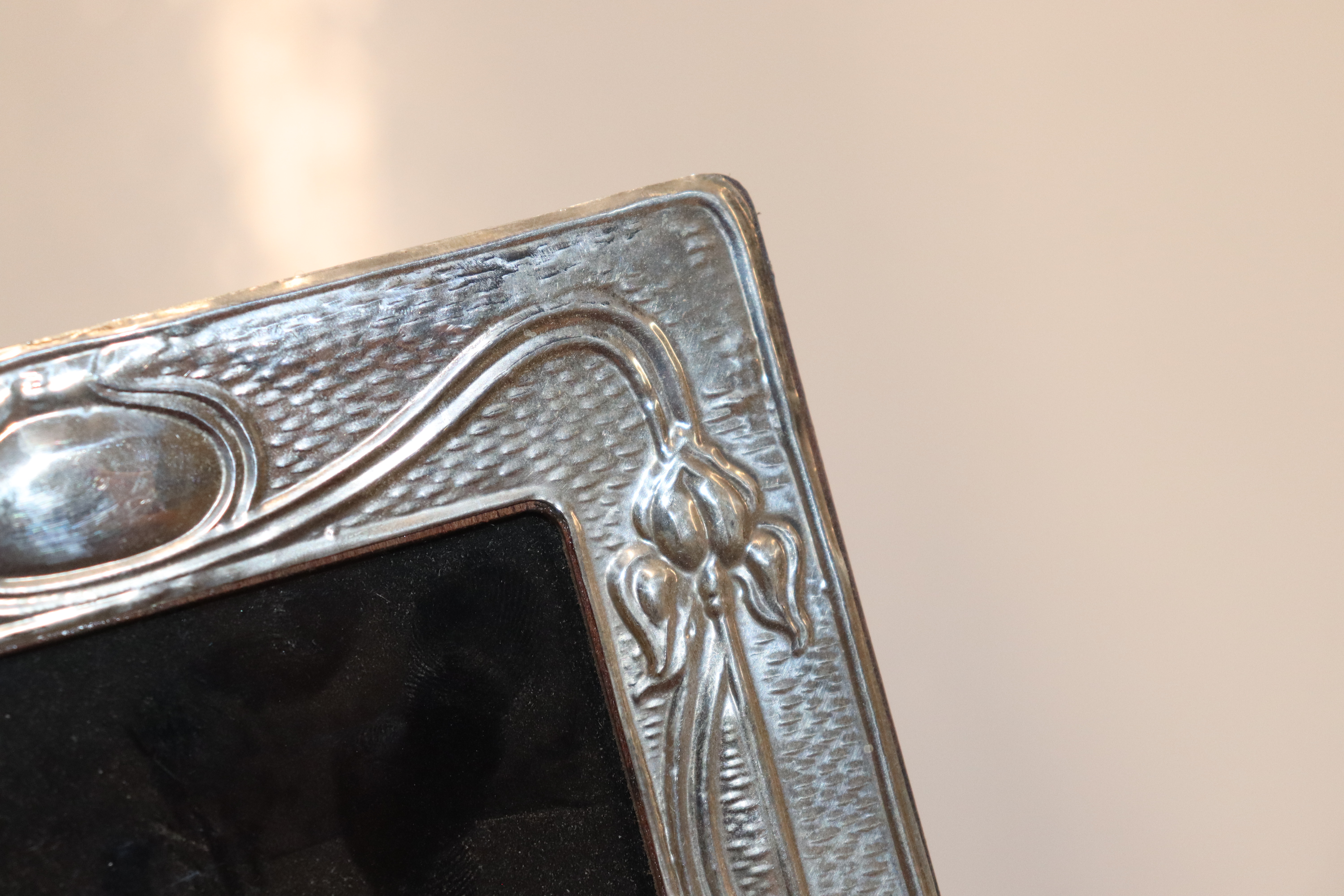 A silver Art Nouveau style photo frame - Image 3 of 3