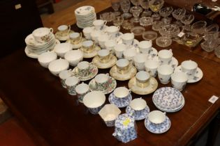A quantity of tea and coffeeware to include Royal