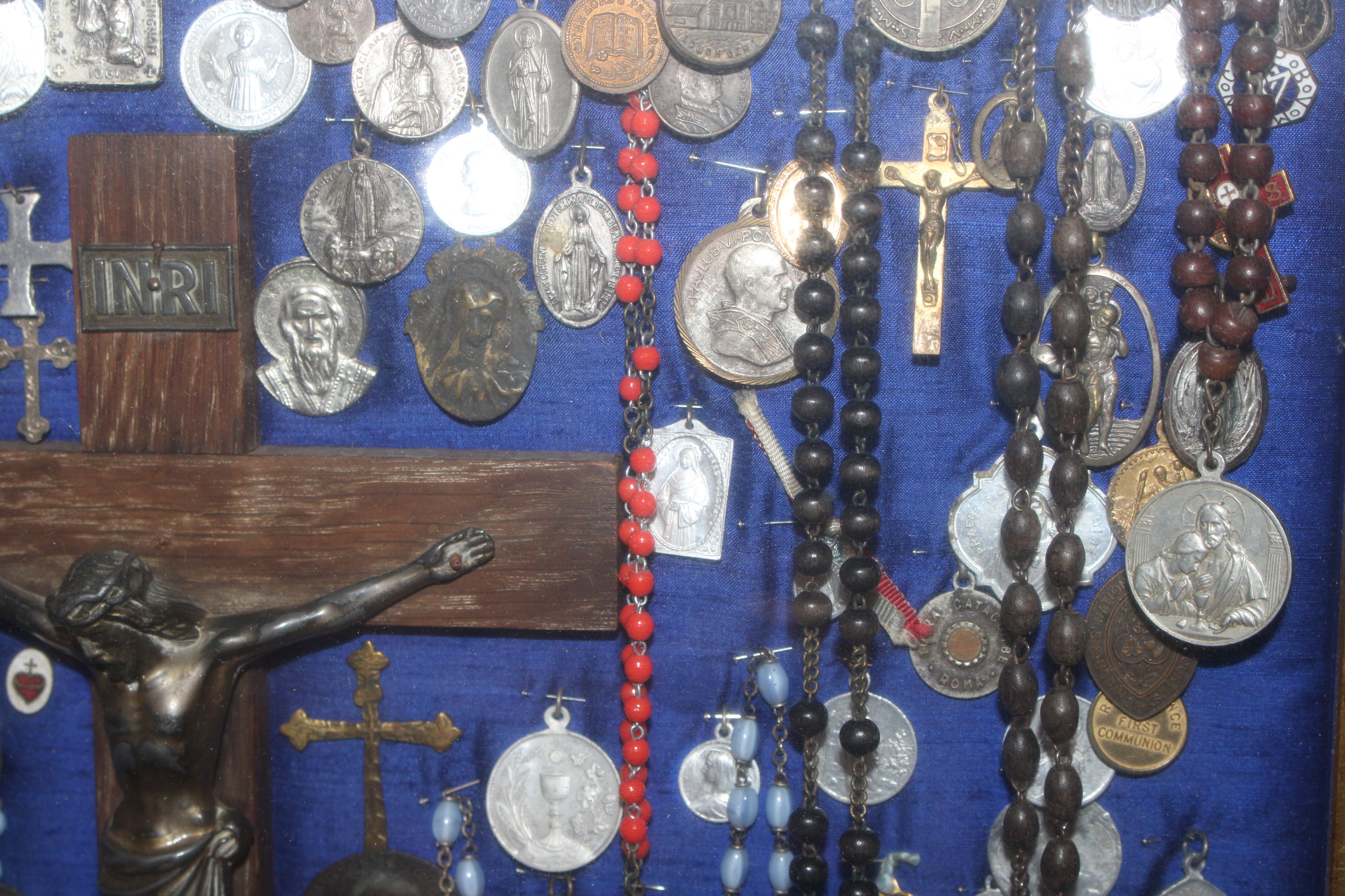 A display case of Papal medallions; rosary beads; - Image 4 of 13