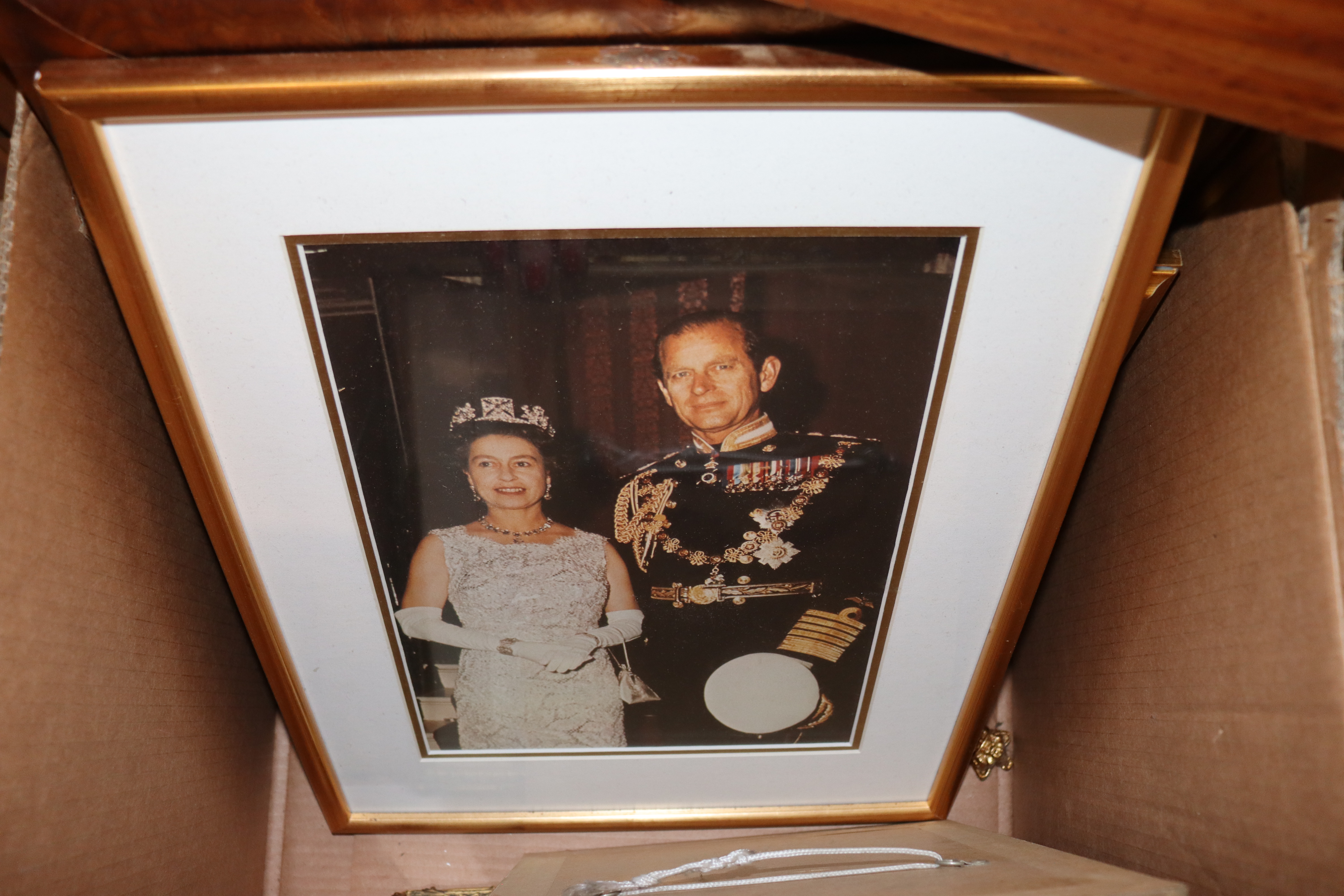 A box containing Royal Memorabilia and photos - Image 4 of 4