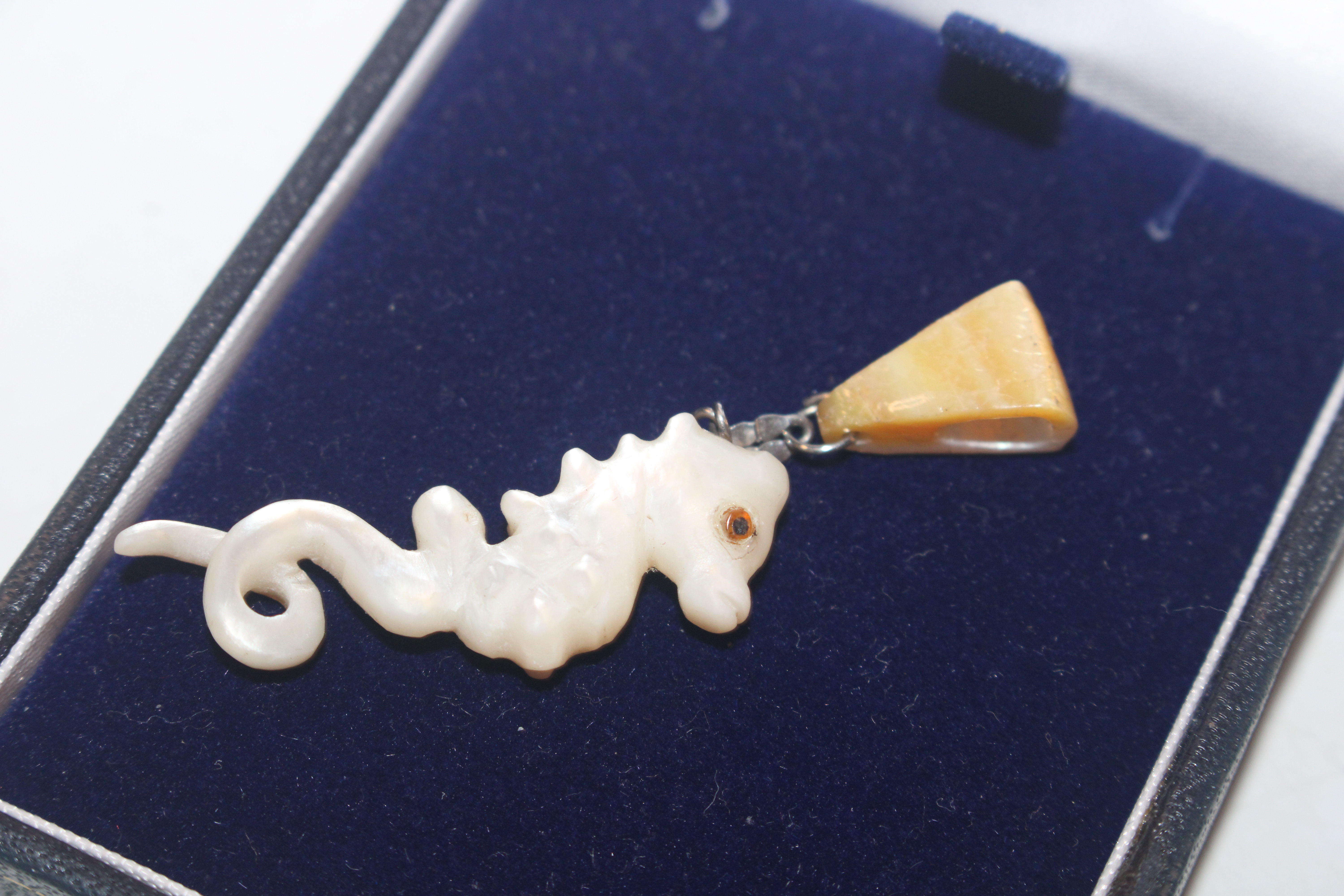 A mother of pearl pendant in the form of a seahors - Image 5 of 5