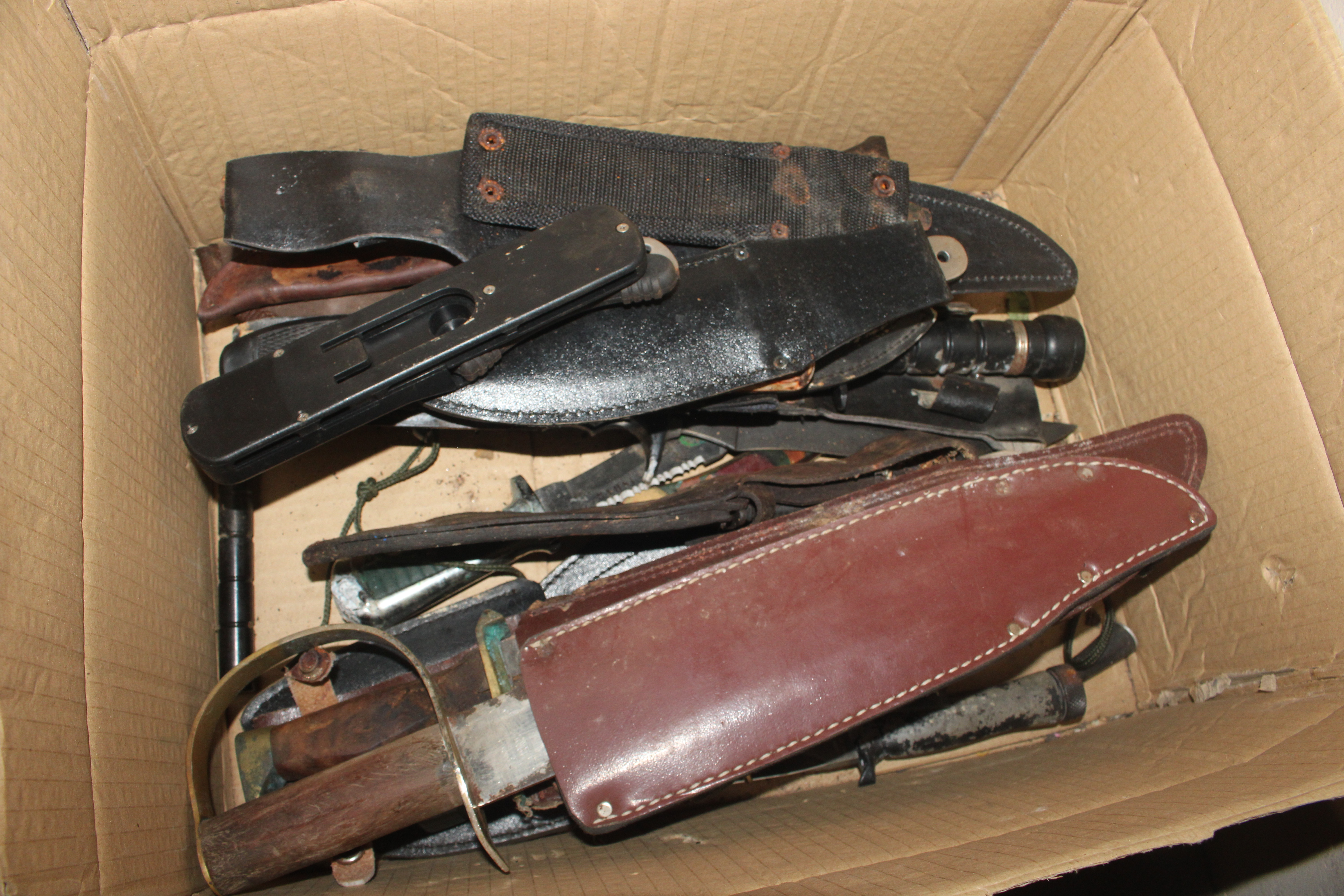 A box of various mixed knives - Image 16 of 16