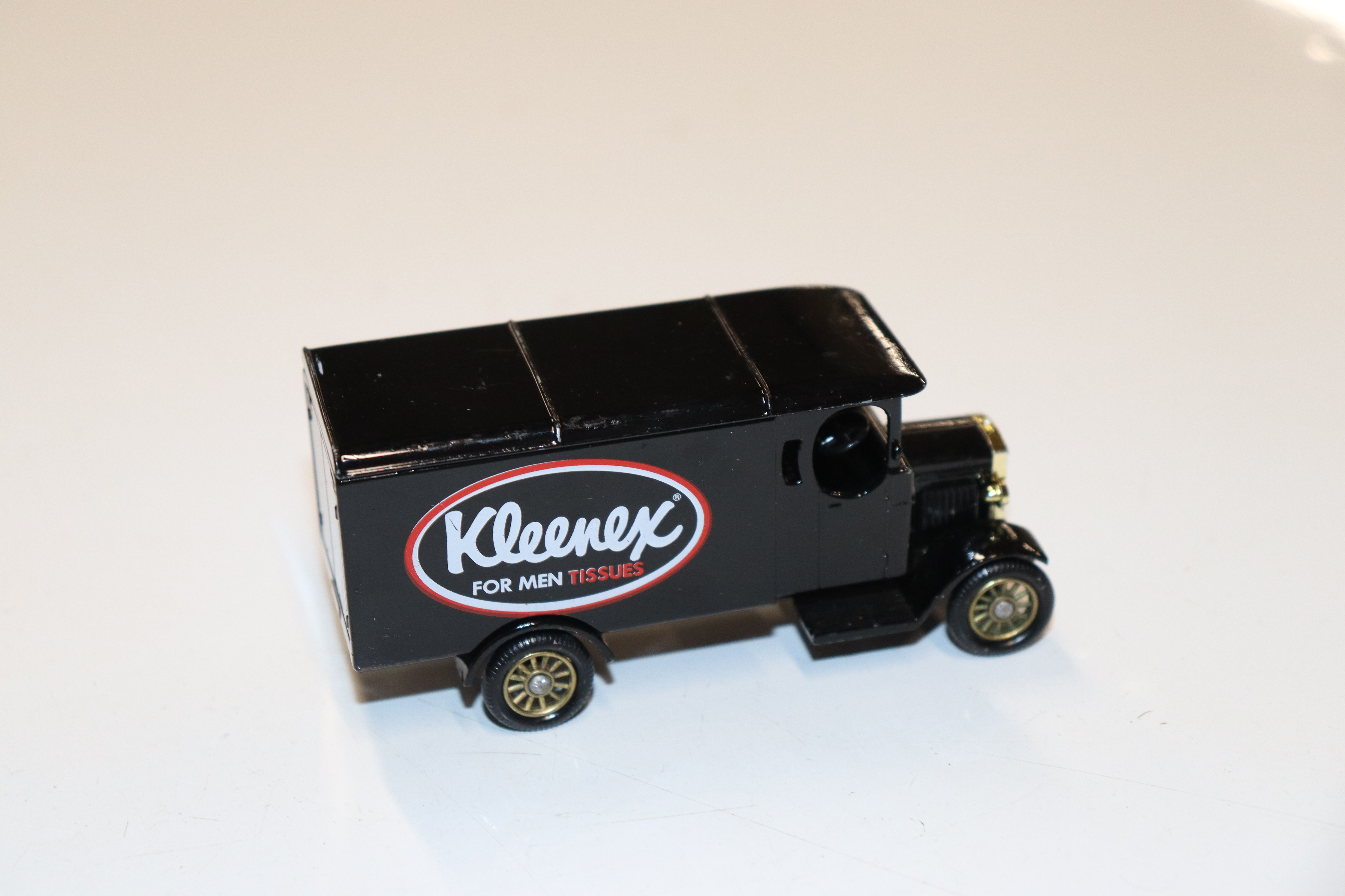 A box of die-cast vehicles - Image 3 of 9
