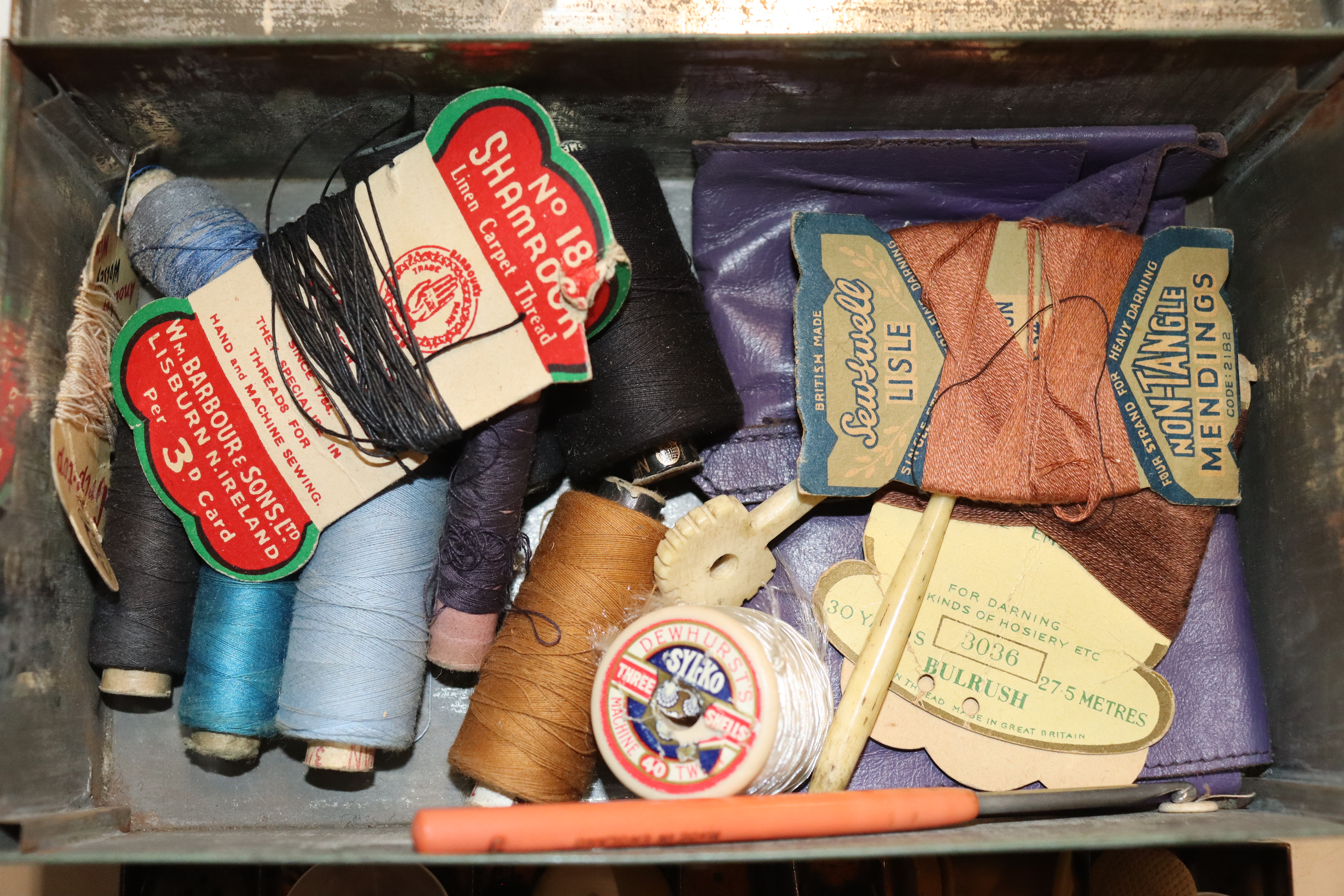 A box containing various sewing items, buttons, sc - Image 4 of 9