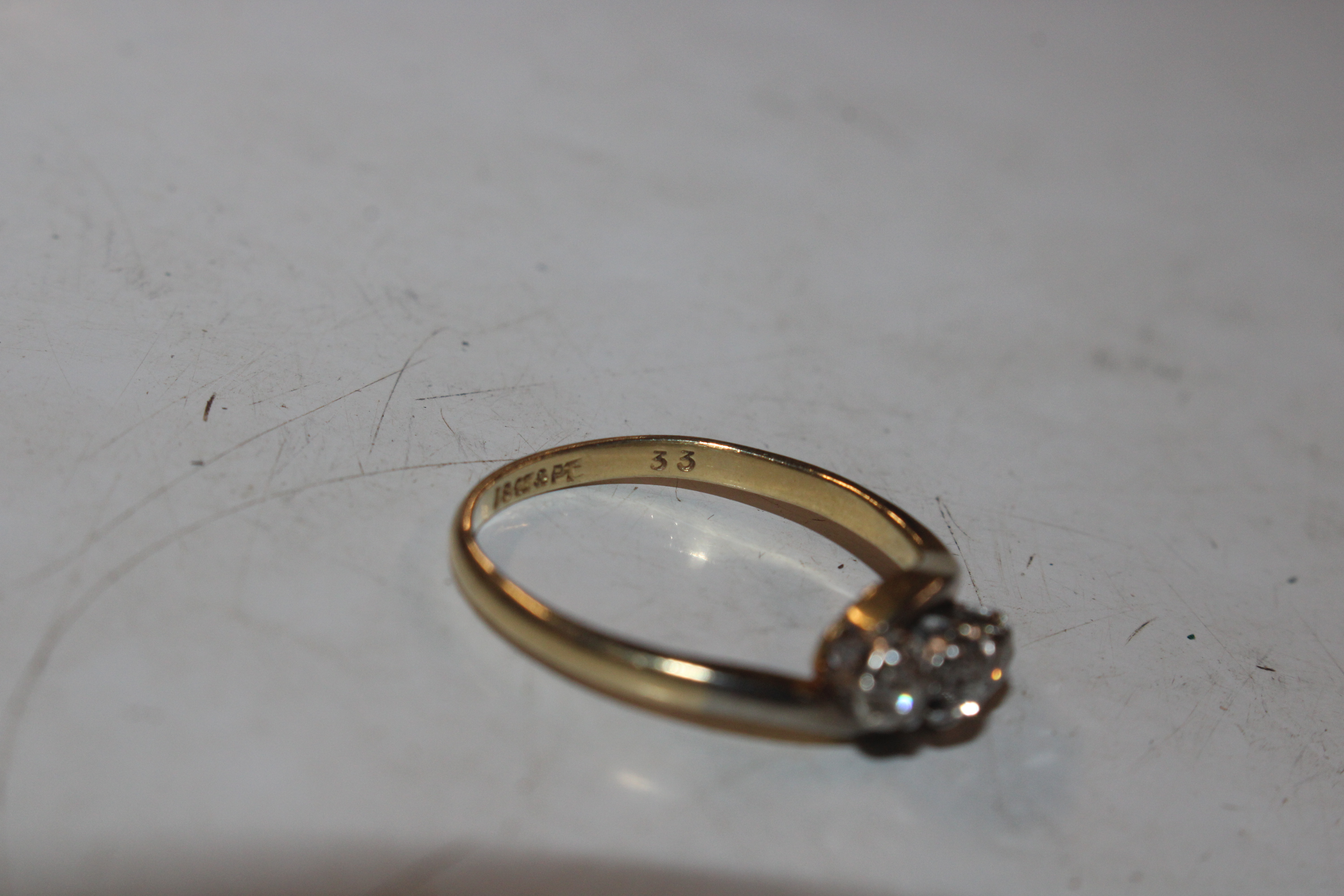 An 18ct gold and platinum diamond three stone ring - Image 5 of 5