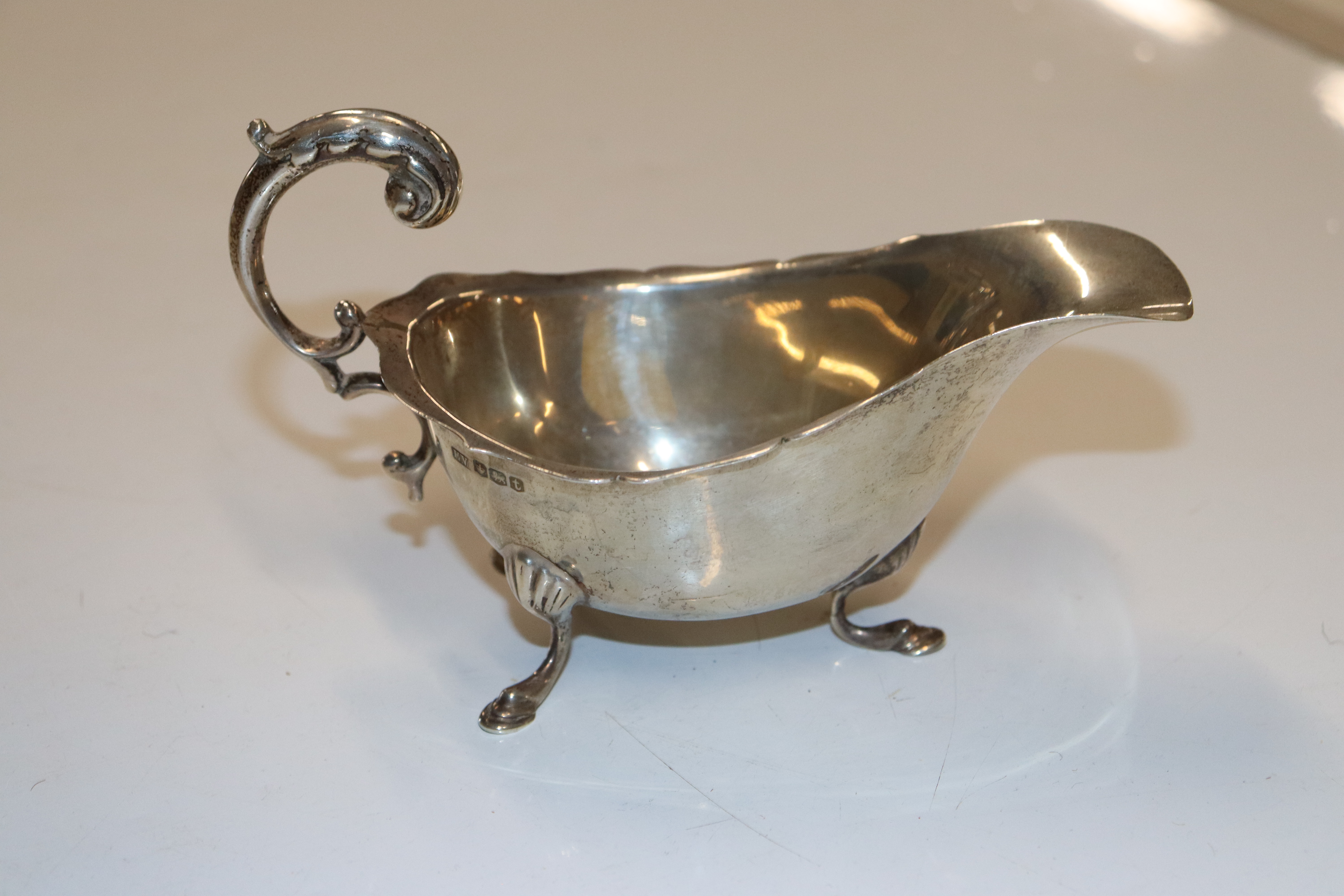 A silver sauce boat, approx. 2.5oz (105gms); a sil - Image 3 of 6