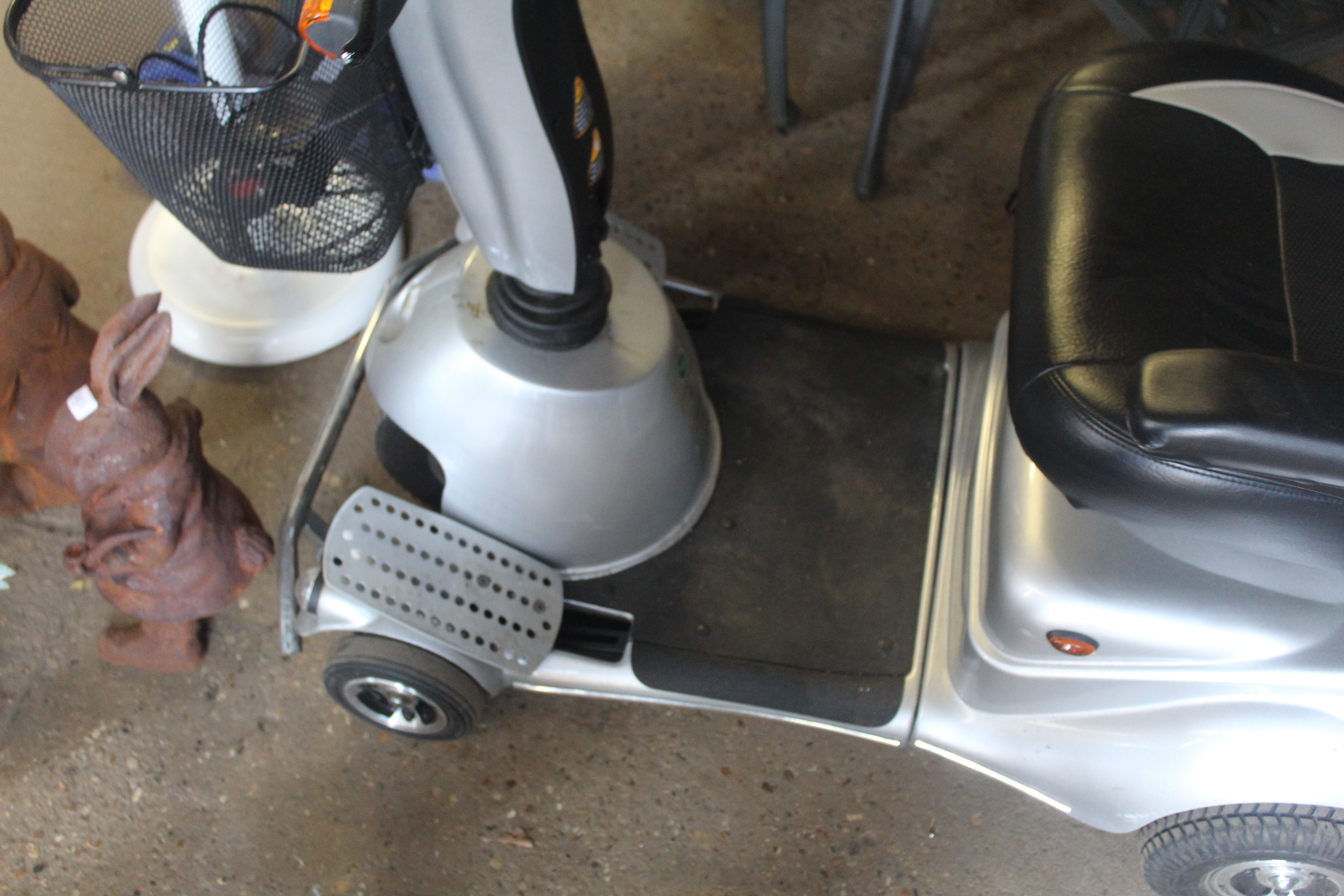 A QuinGo Plus mobility scooter with fitted front b - Image 3 of 6