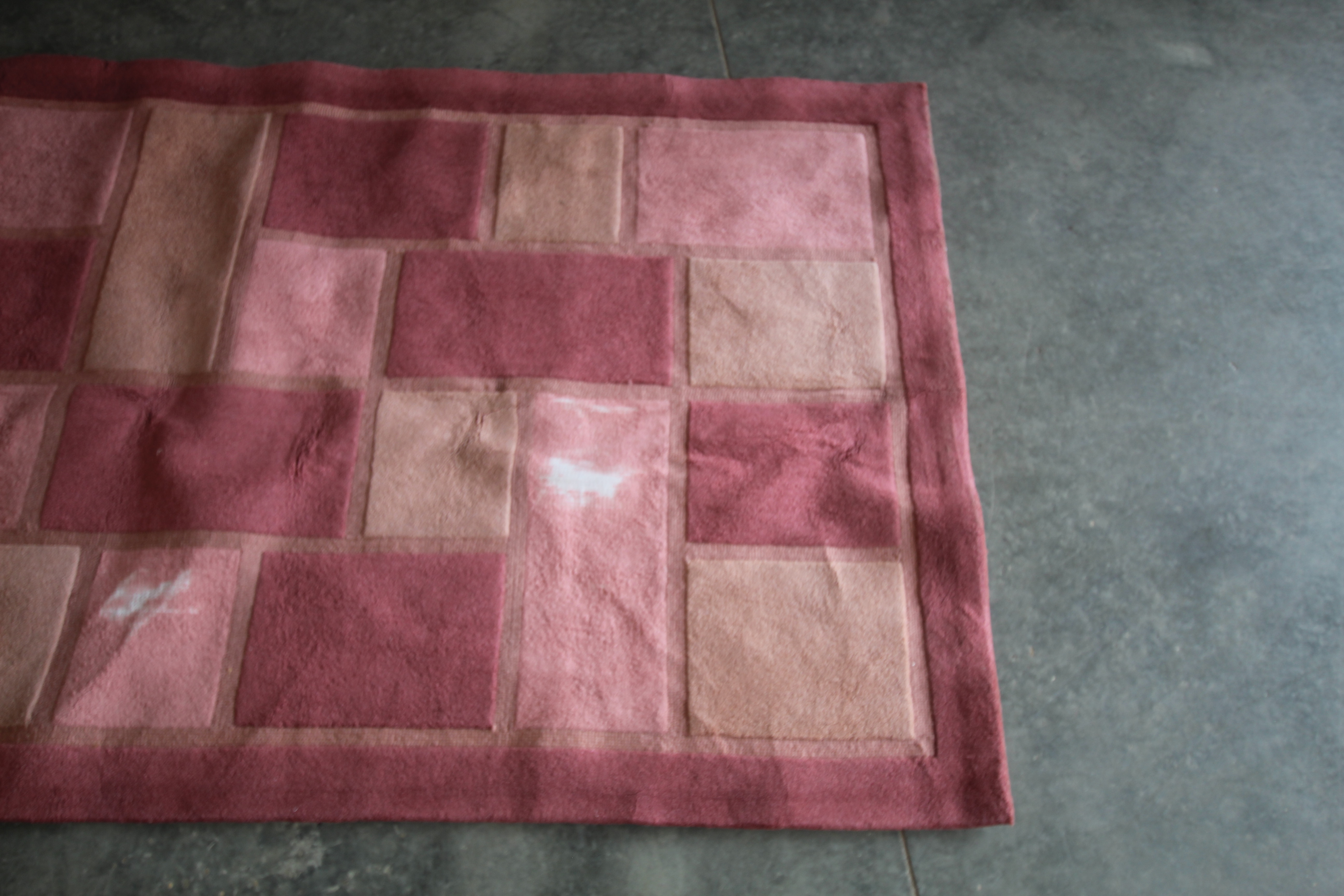 An approx. 5'7" x 4' modern patterned rug AF - Image 2 of 4