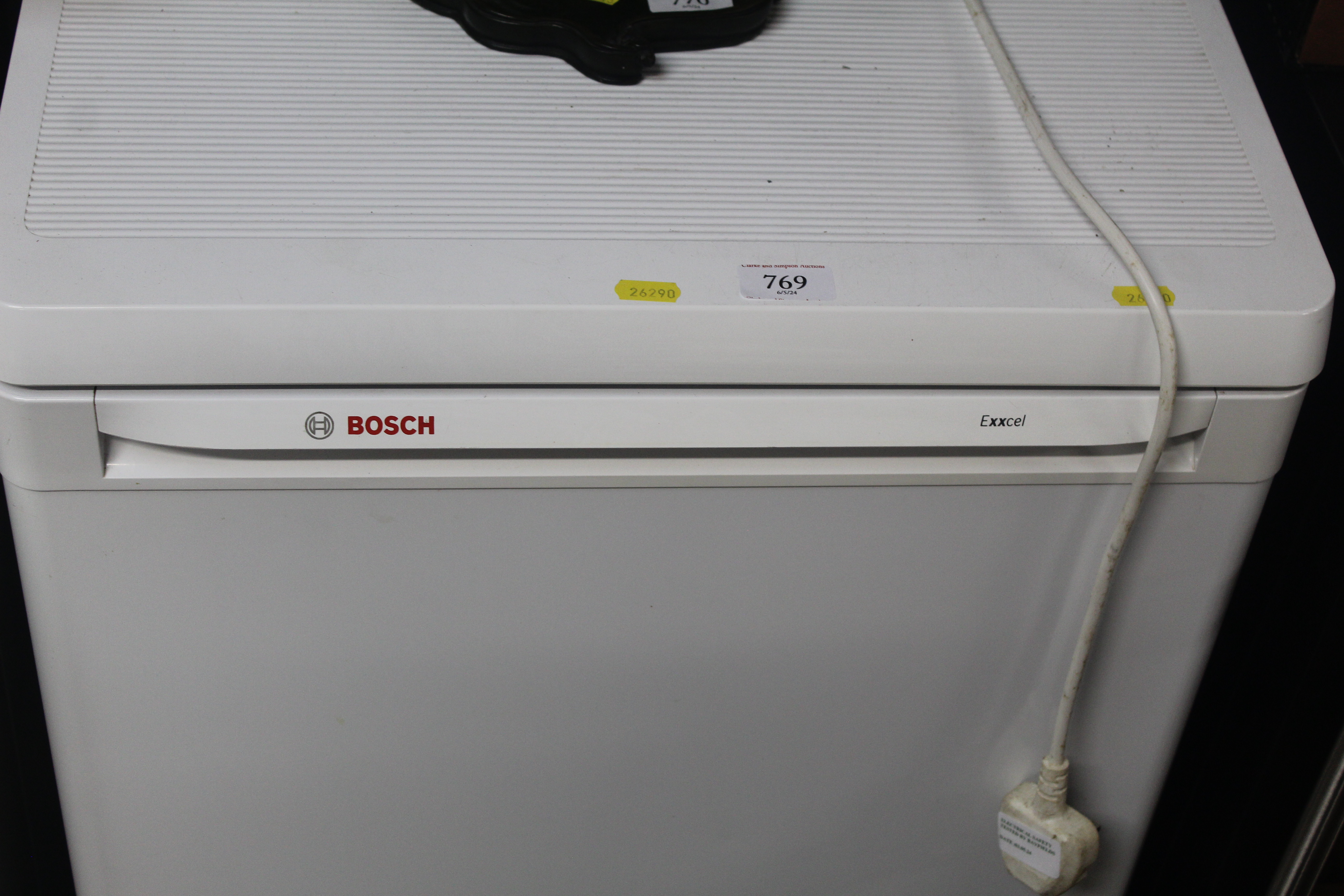 A Bosch fridge - Image 2 of 3