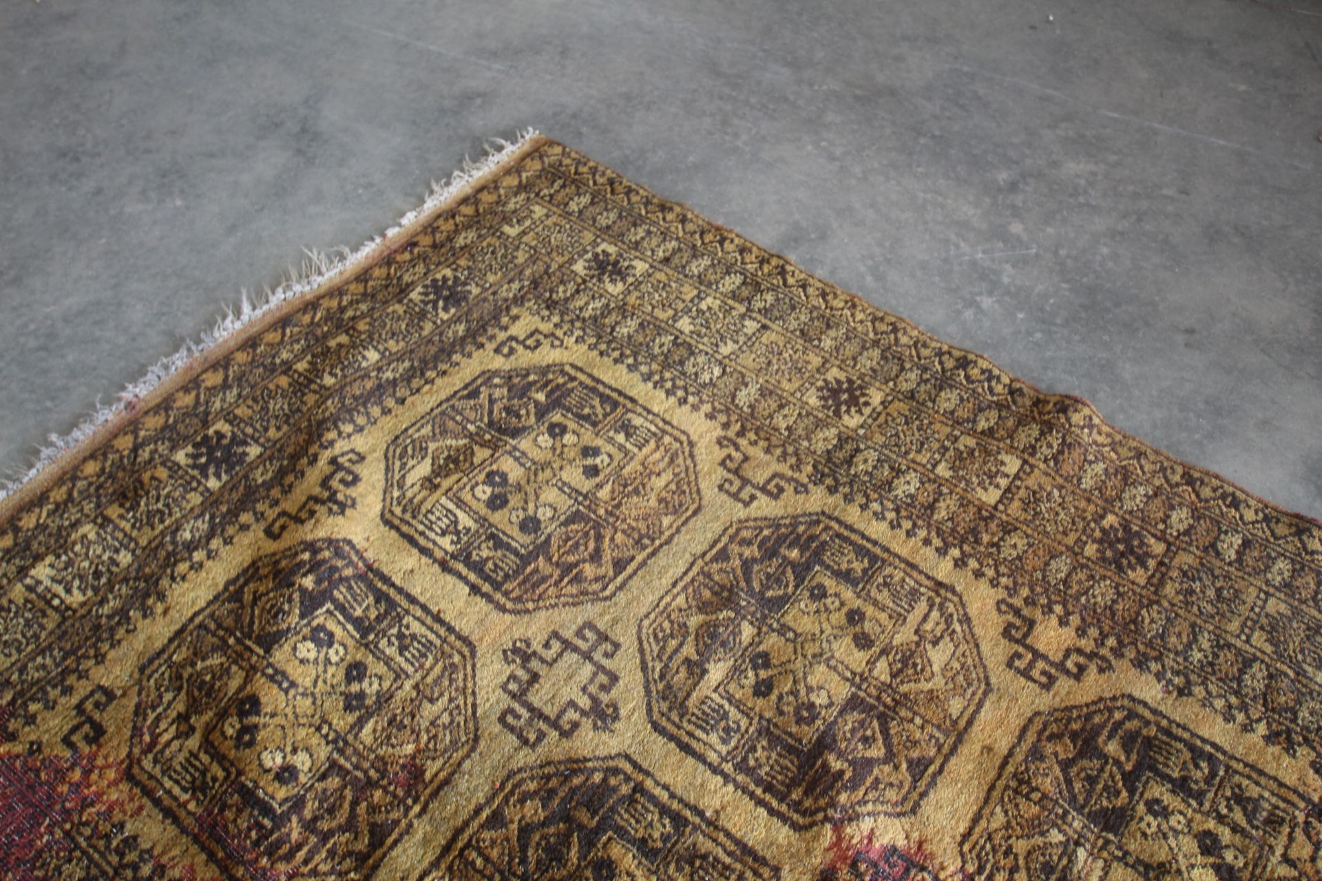 An approx. 7' x 4'5" vintage Persian rug - Image 4 of 6