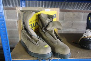 A pair of Belleville cold weather saftey boots (Si