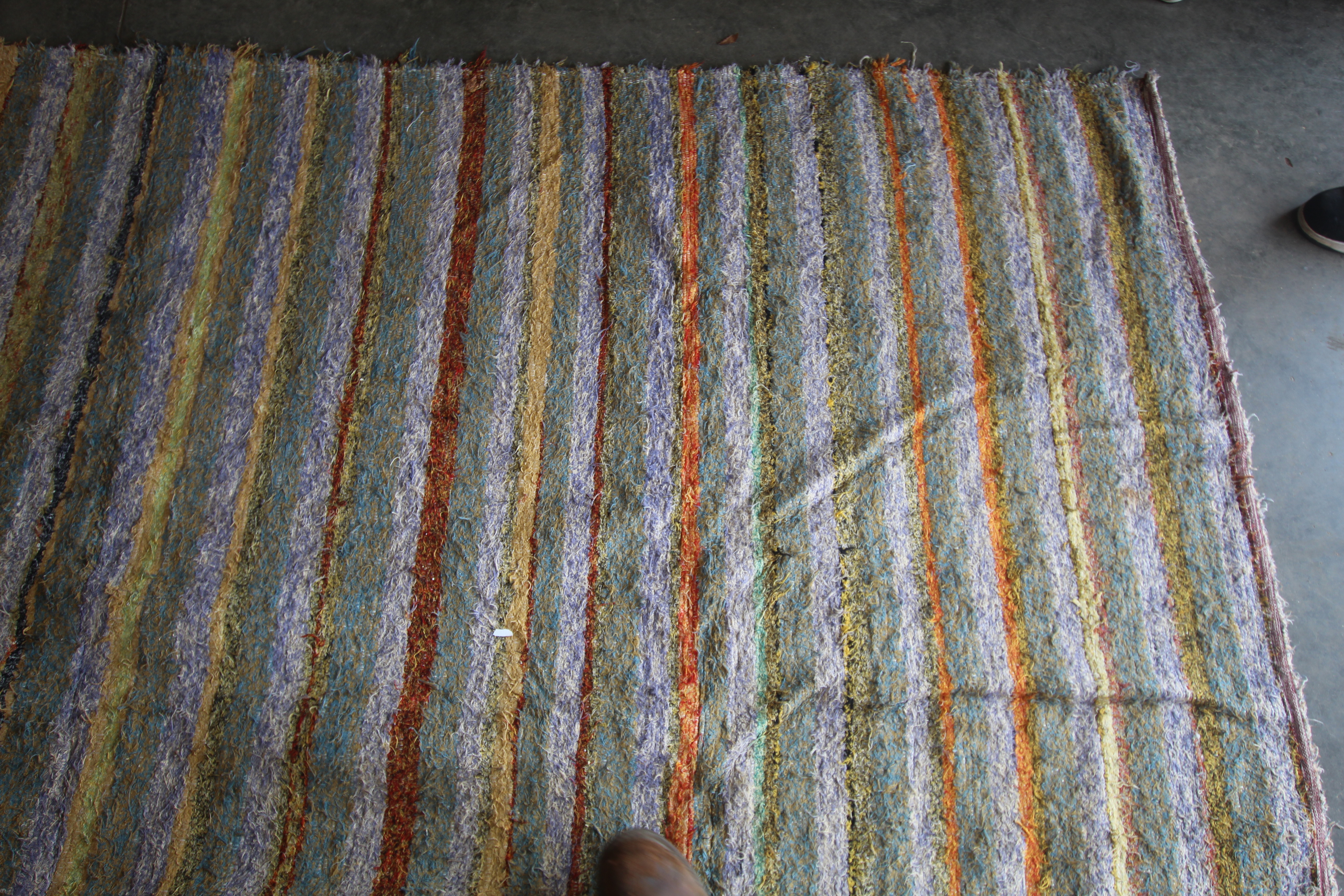 An approx. 10' x 6'8" rag rug - Image 3 of 6