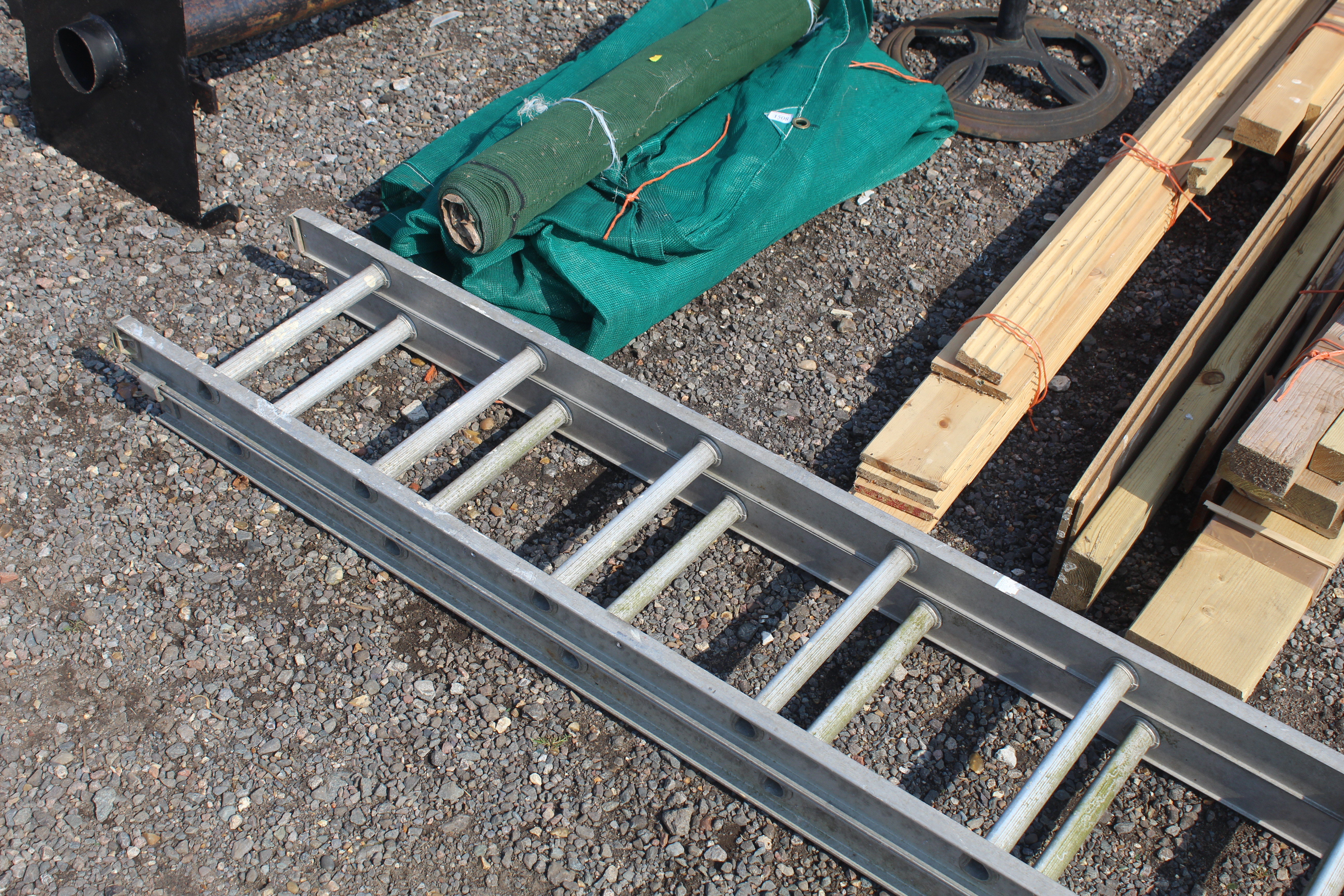 An aluminium extending ladder - Image 4 of 4