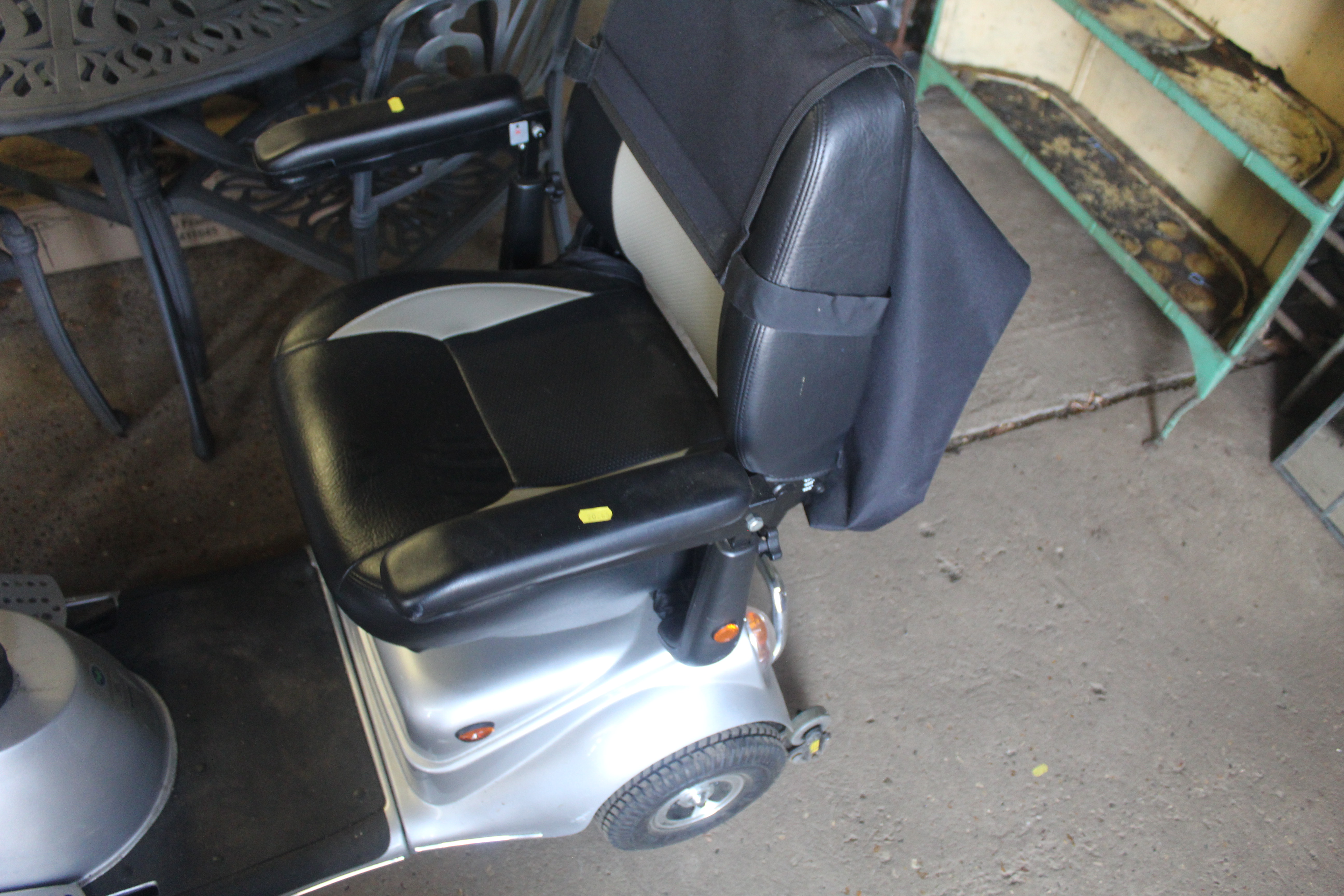 A QuinGo Plus mobility scooter with fitted front b - Image 4 of 6