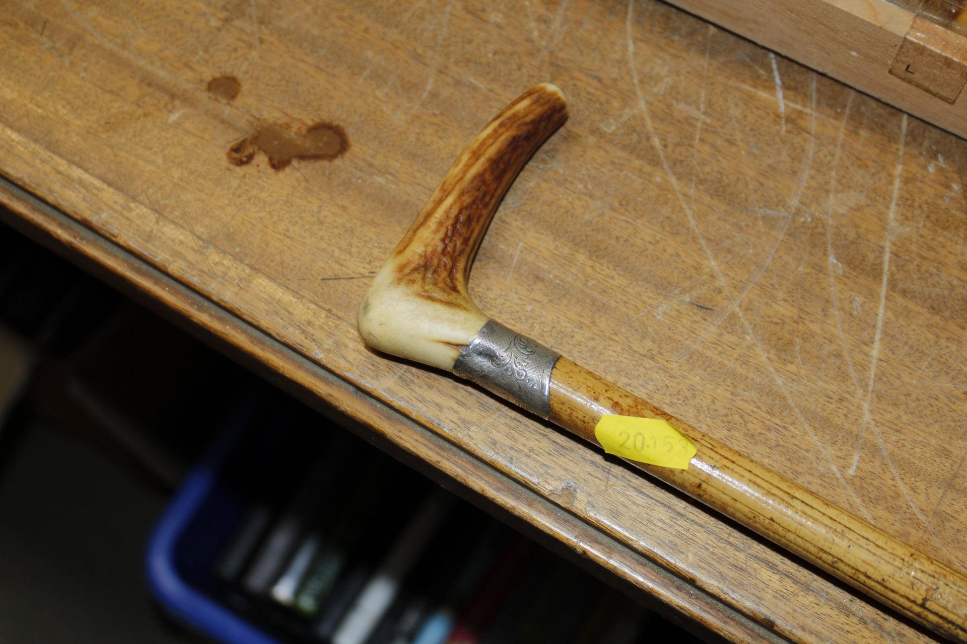 A horn handled walking stick with white metal coll - Image 2 of 2