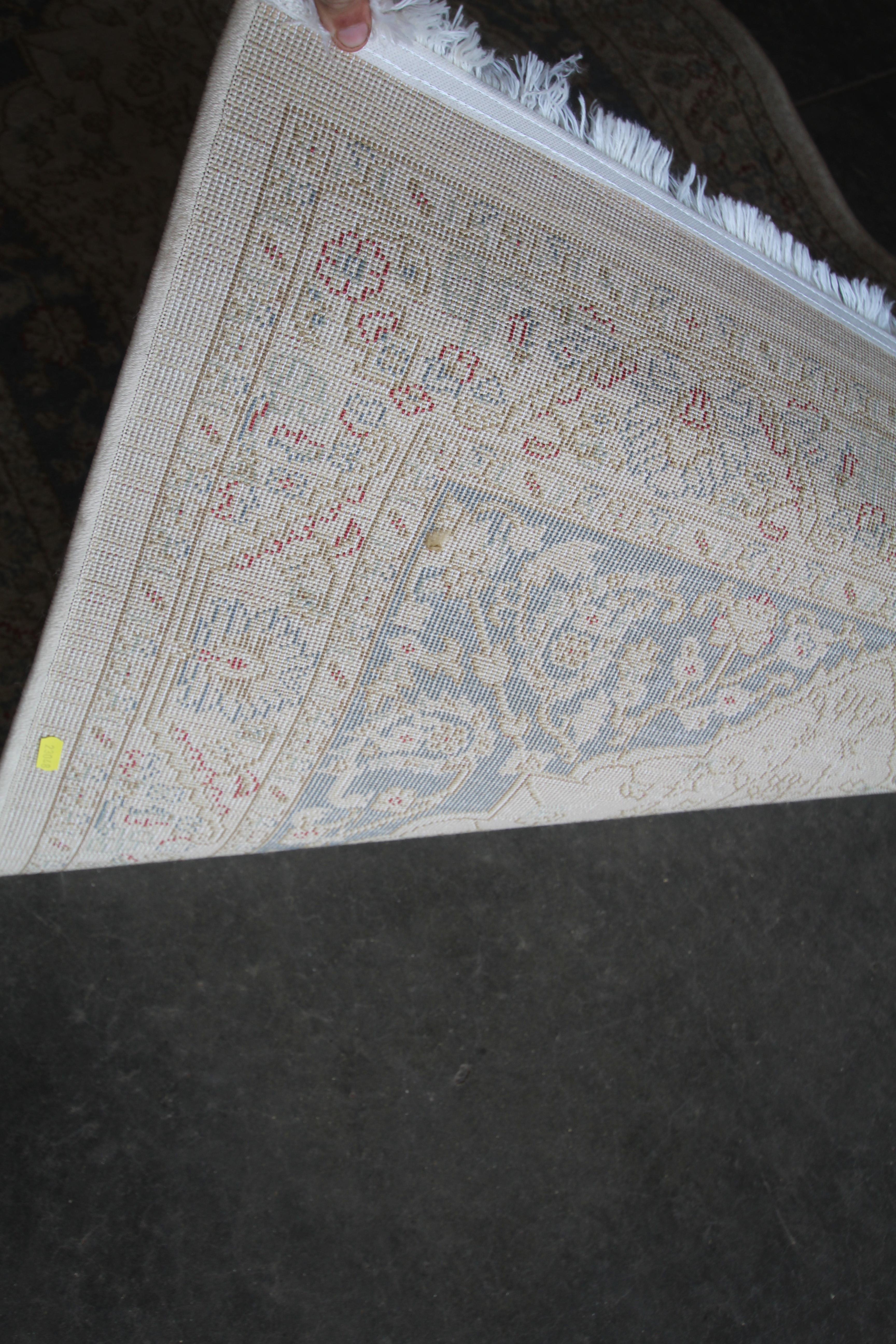 An approx. 5'7" x 3'4" patterned rug - Image 4 of 4