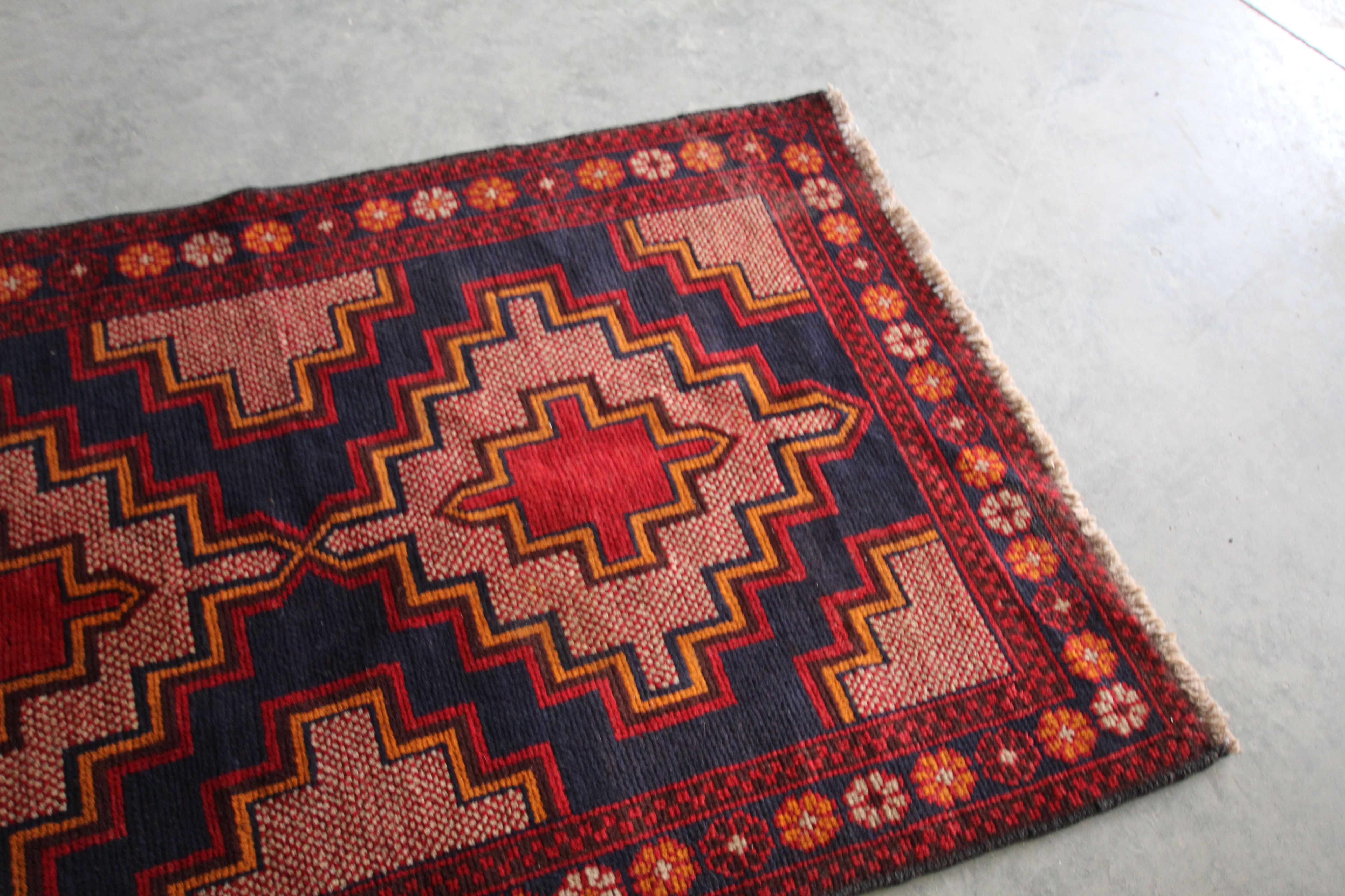 An approx. 4'6" x 2'8" Baluchi rug - Image 3 of 4