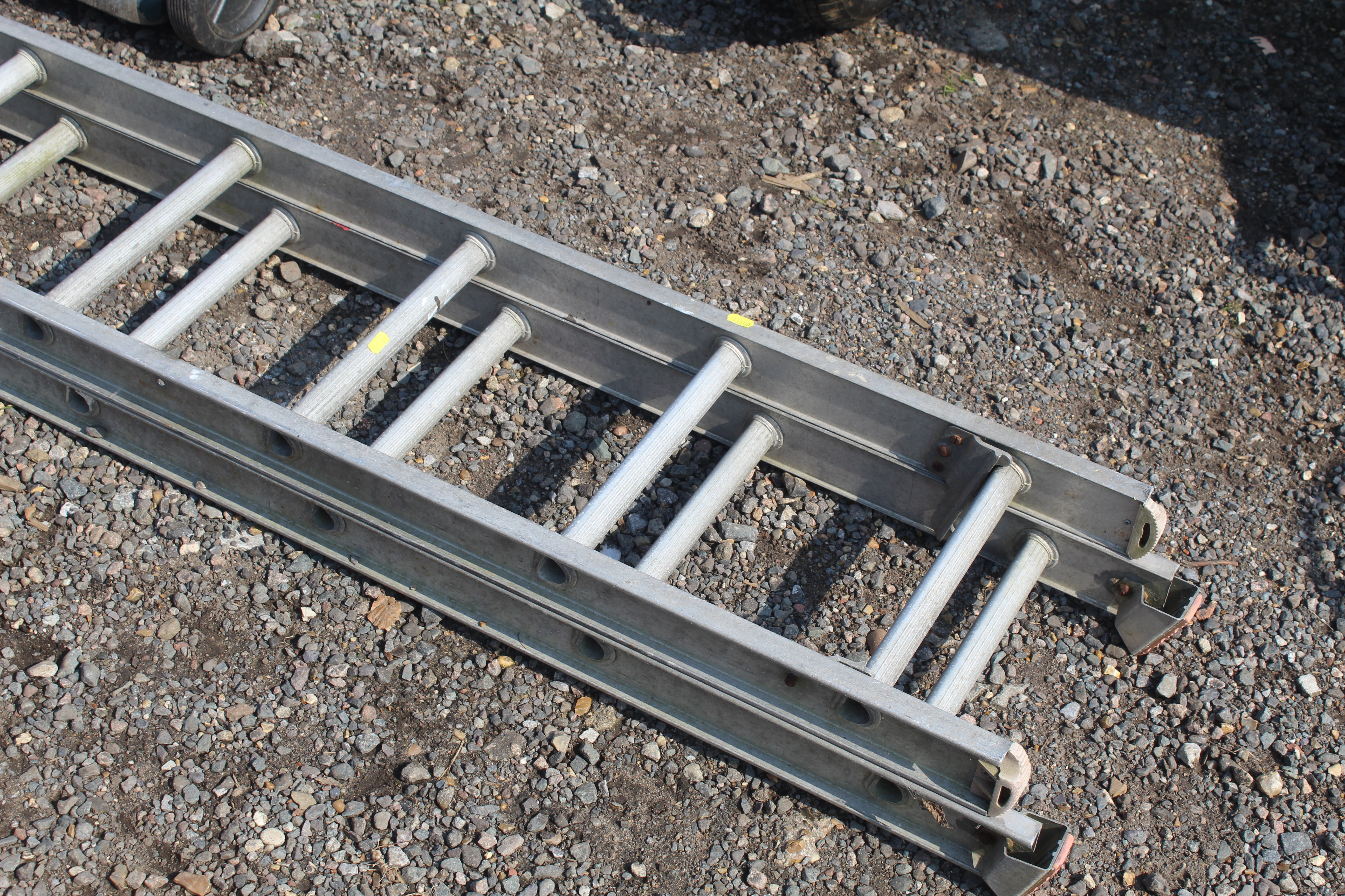 An aluminium extending ladder - Image 2 of 4