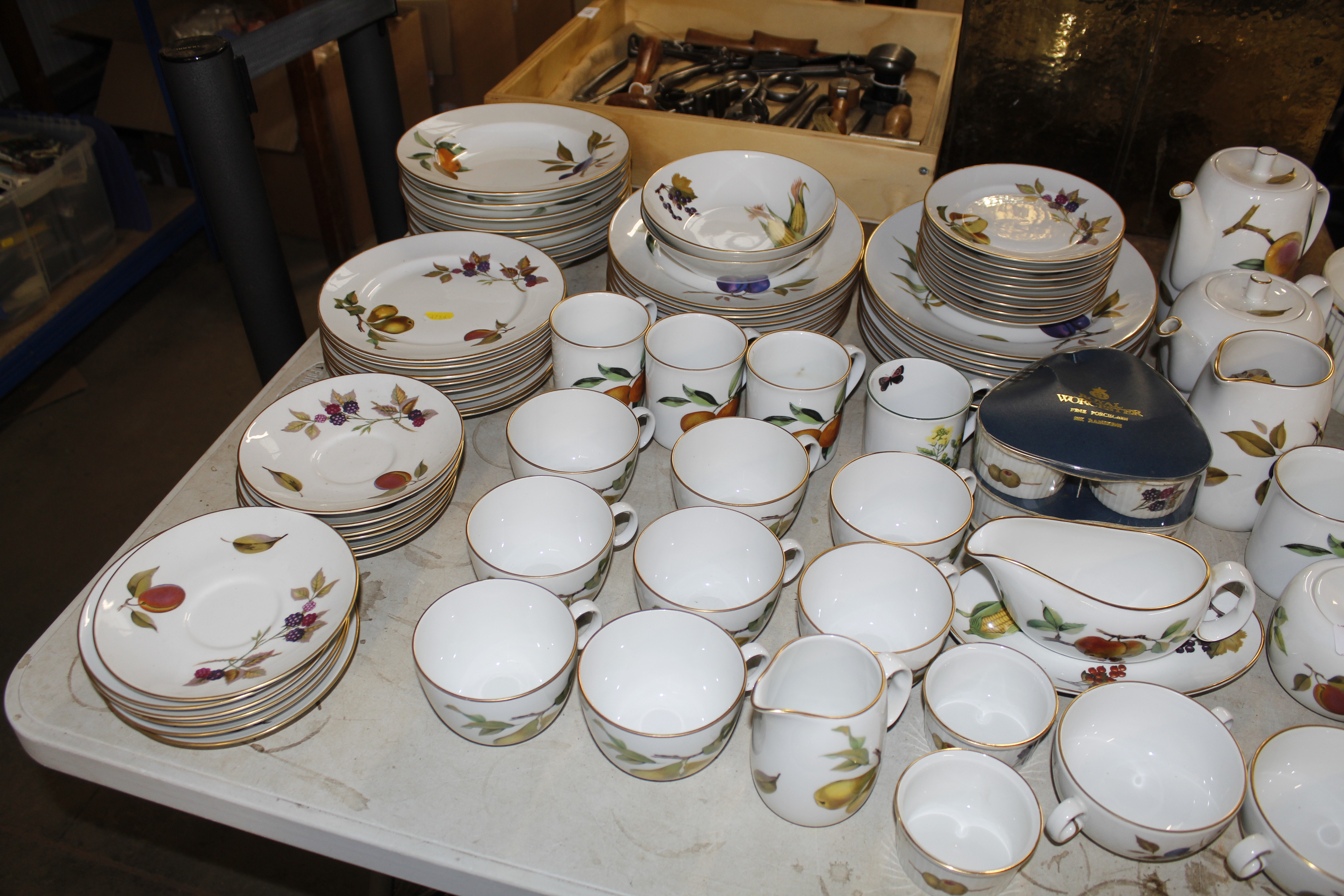 A collection of Royal Worcester 'Evesham' patterne - Image 3 of 4