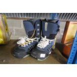 A pair of womens Vans snowboard boots (Size 5 - UK