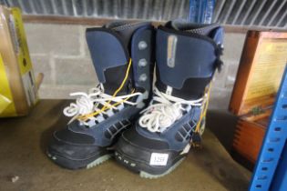 A pair of womens Vans snowboard boots (Size 5 - UK