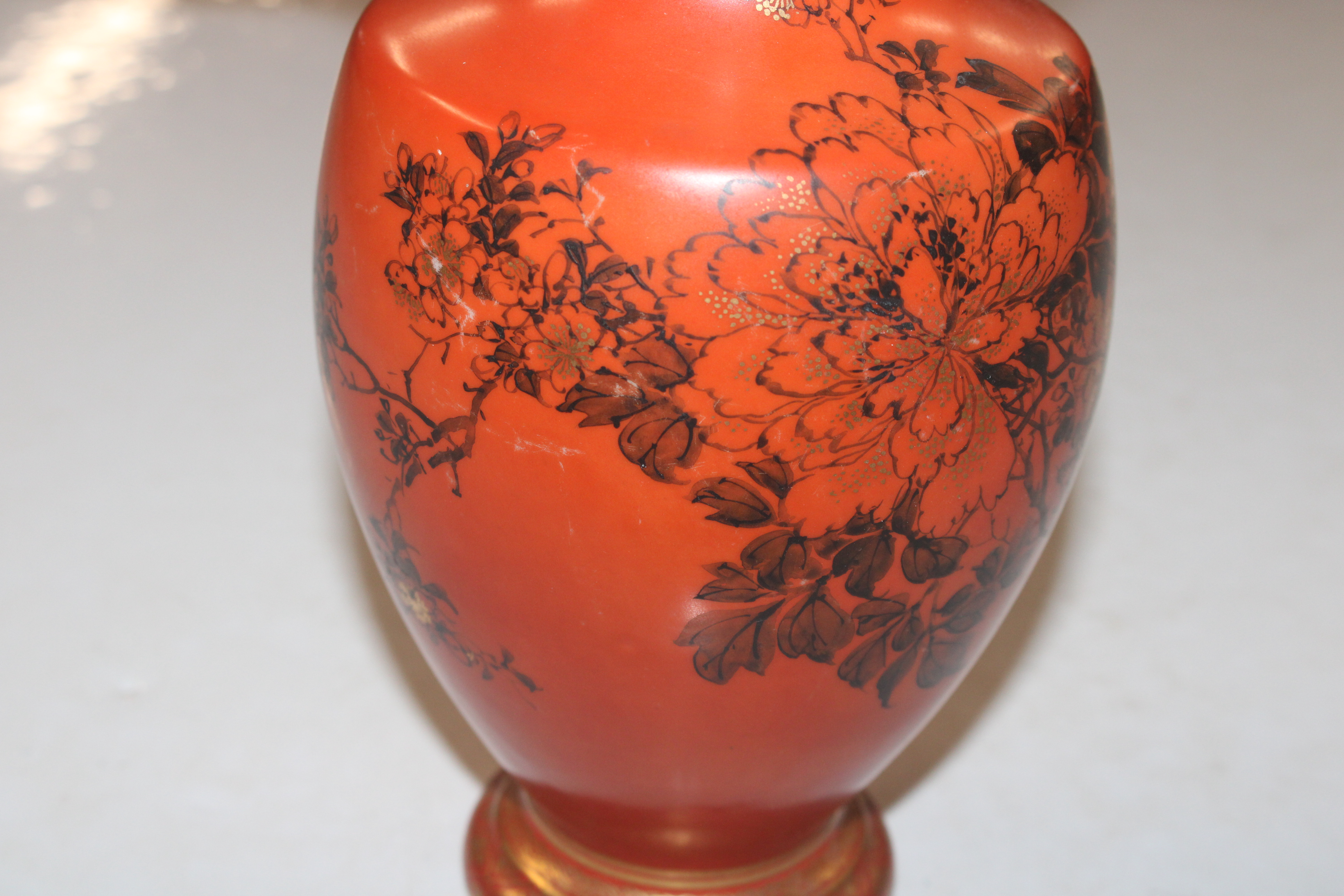 A Chinese vase having black and gilt decoration on - Bild 6 aus 11