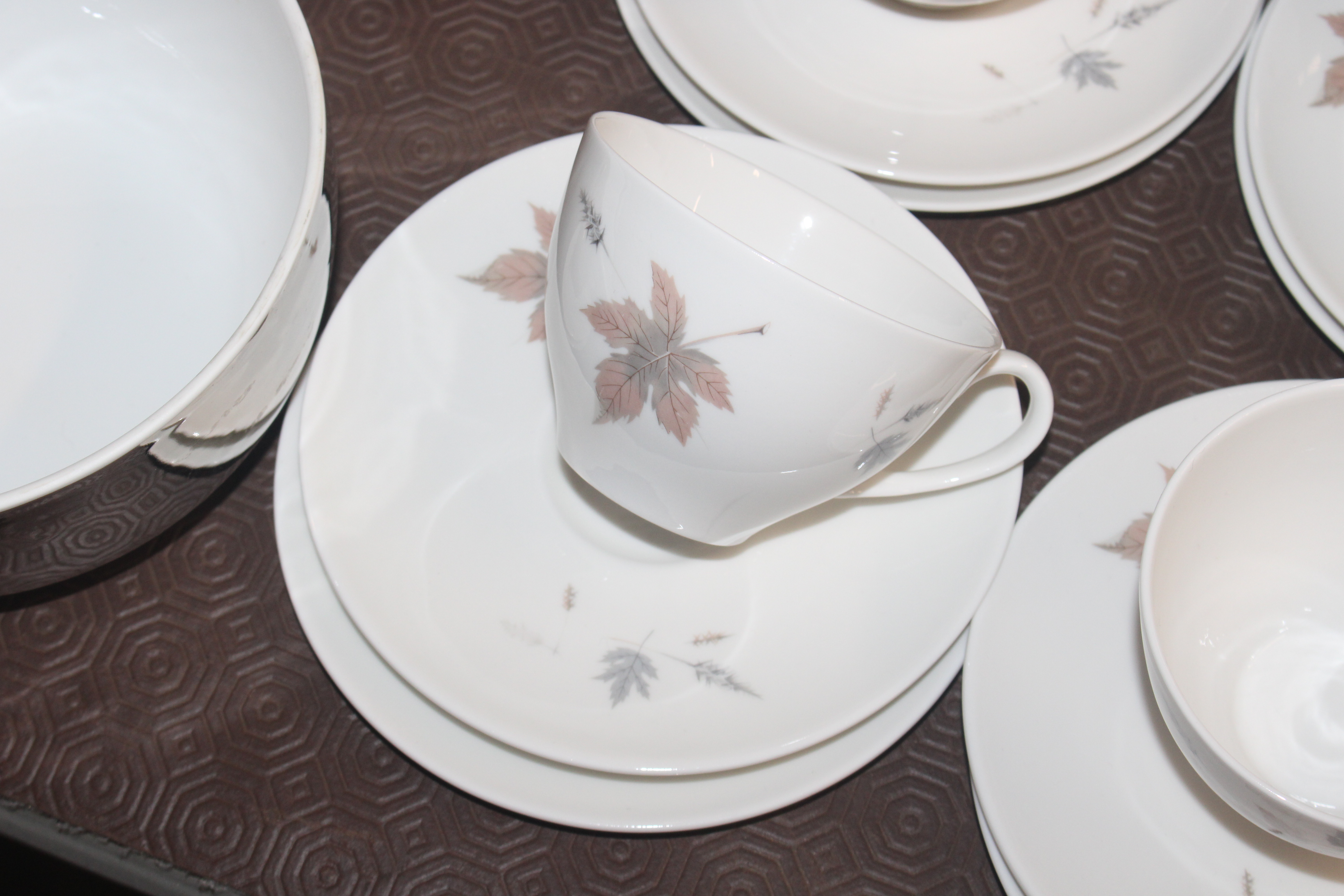 A quantity of crescent floral decorated bone china - Bild 7 aus 11