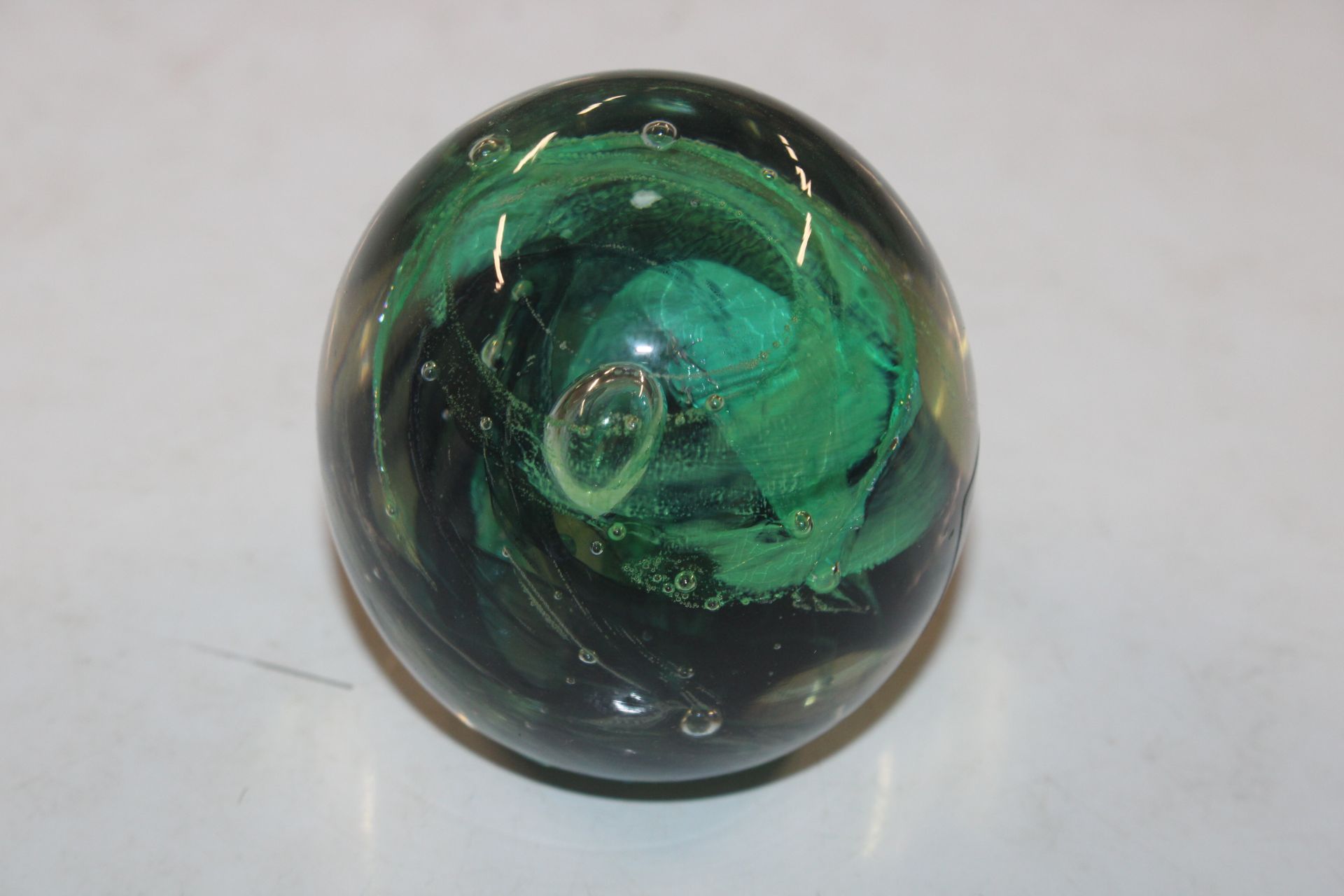 A Neo Art Glass paperweight in the form of a bird - Image 13 of 22