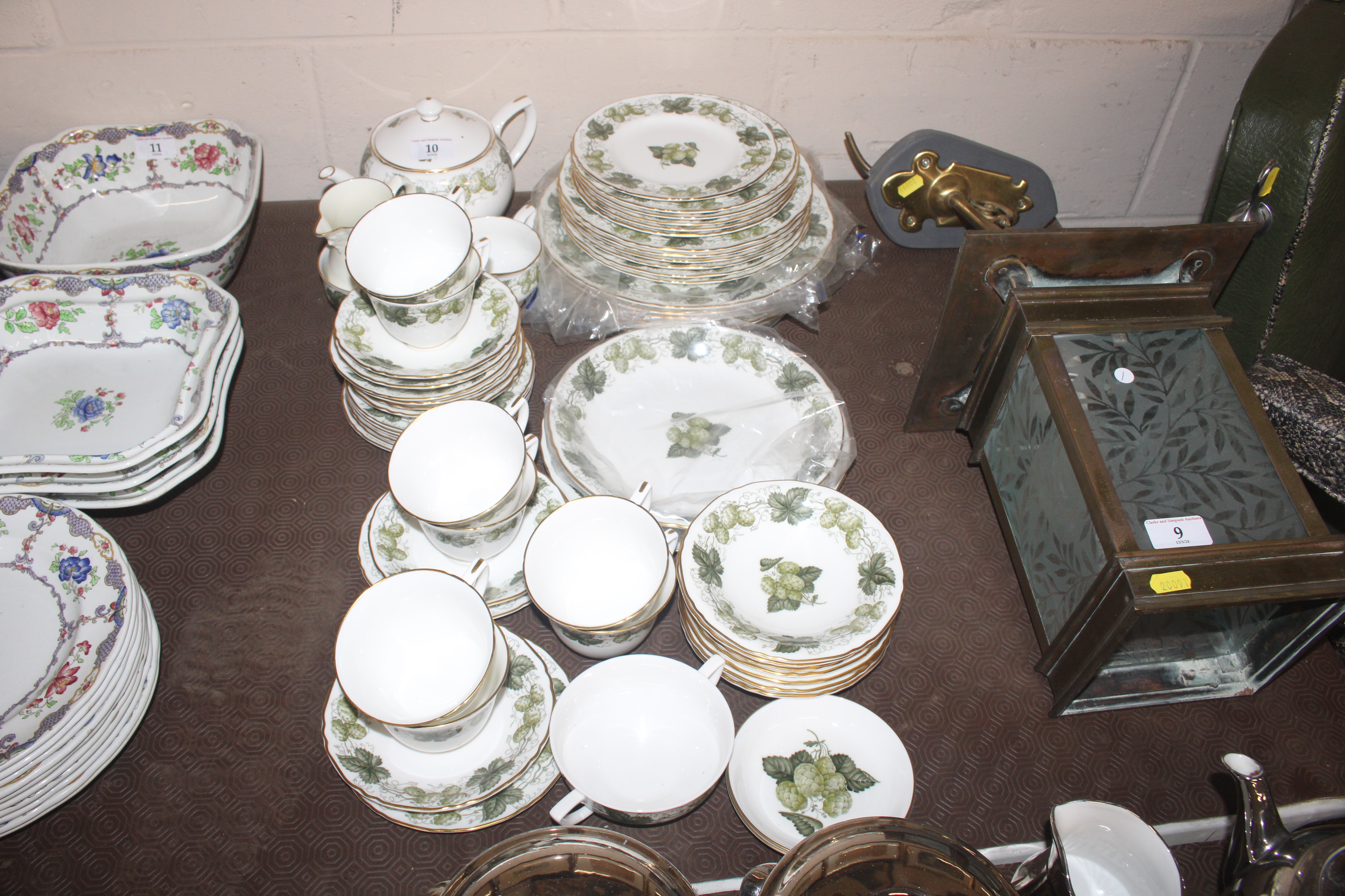 A Royal Worcester "The Worcester Hop" pattern part tea / dinner service