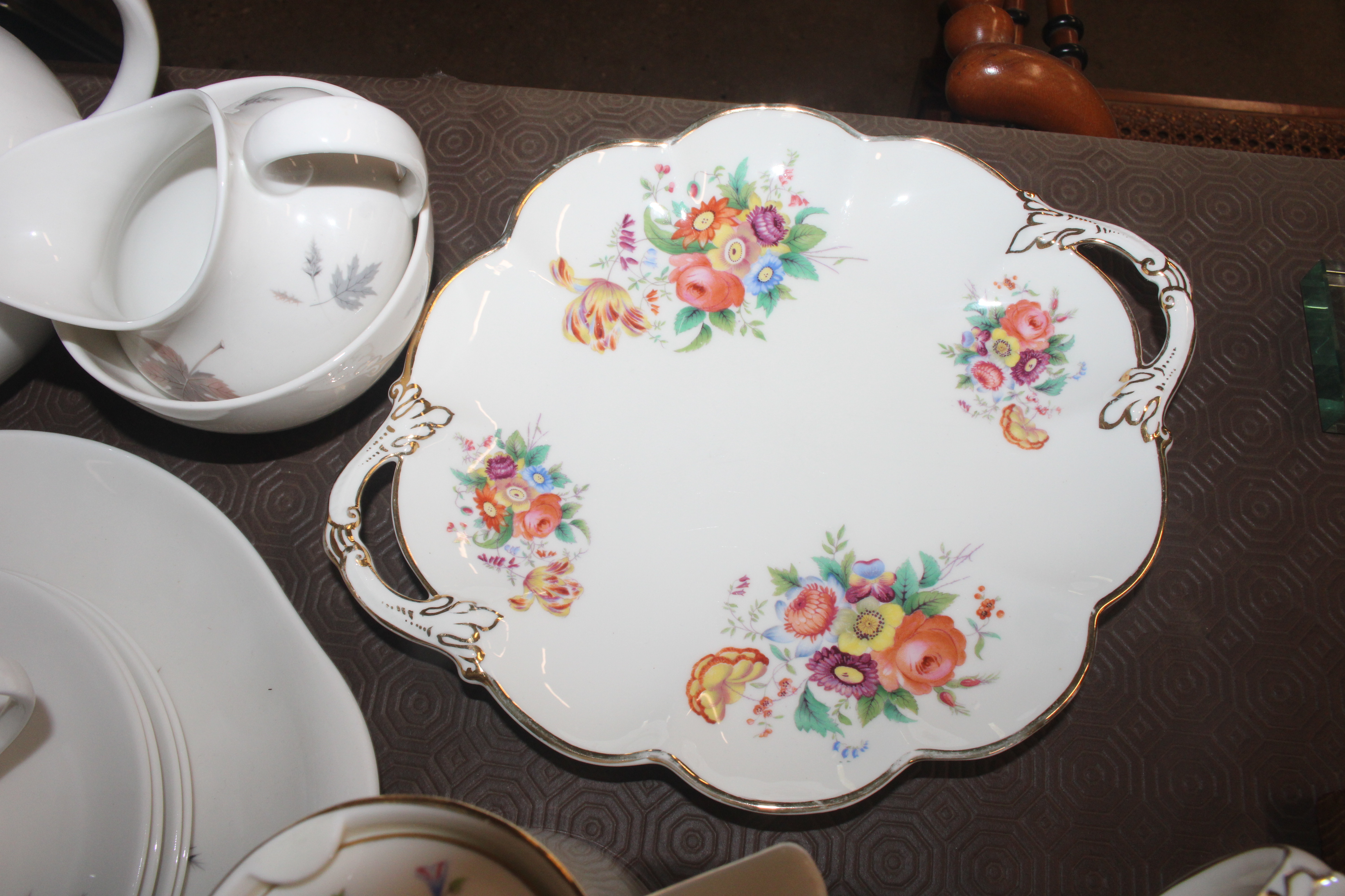 A quantity of crescent floral decorated bone china - Bild 4 aus 11