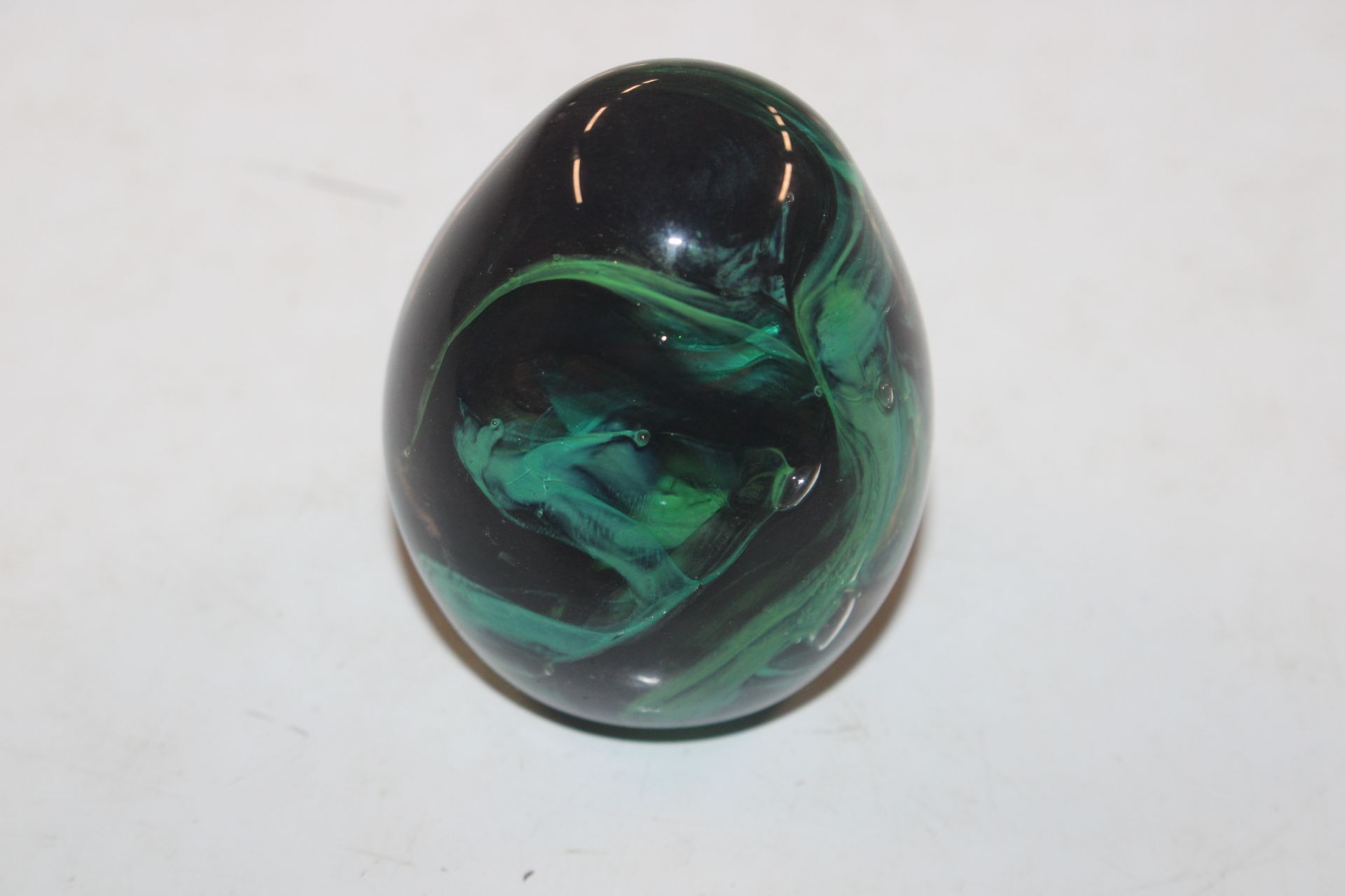 A Neo Art Glass paperweight in the form of a bird - Image 10 of 22