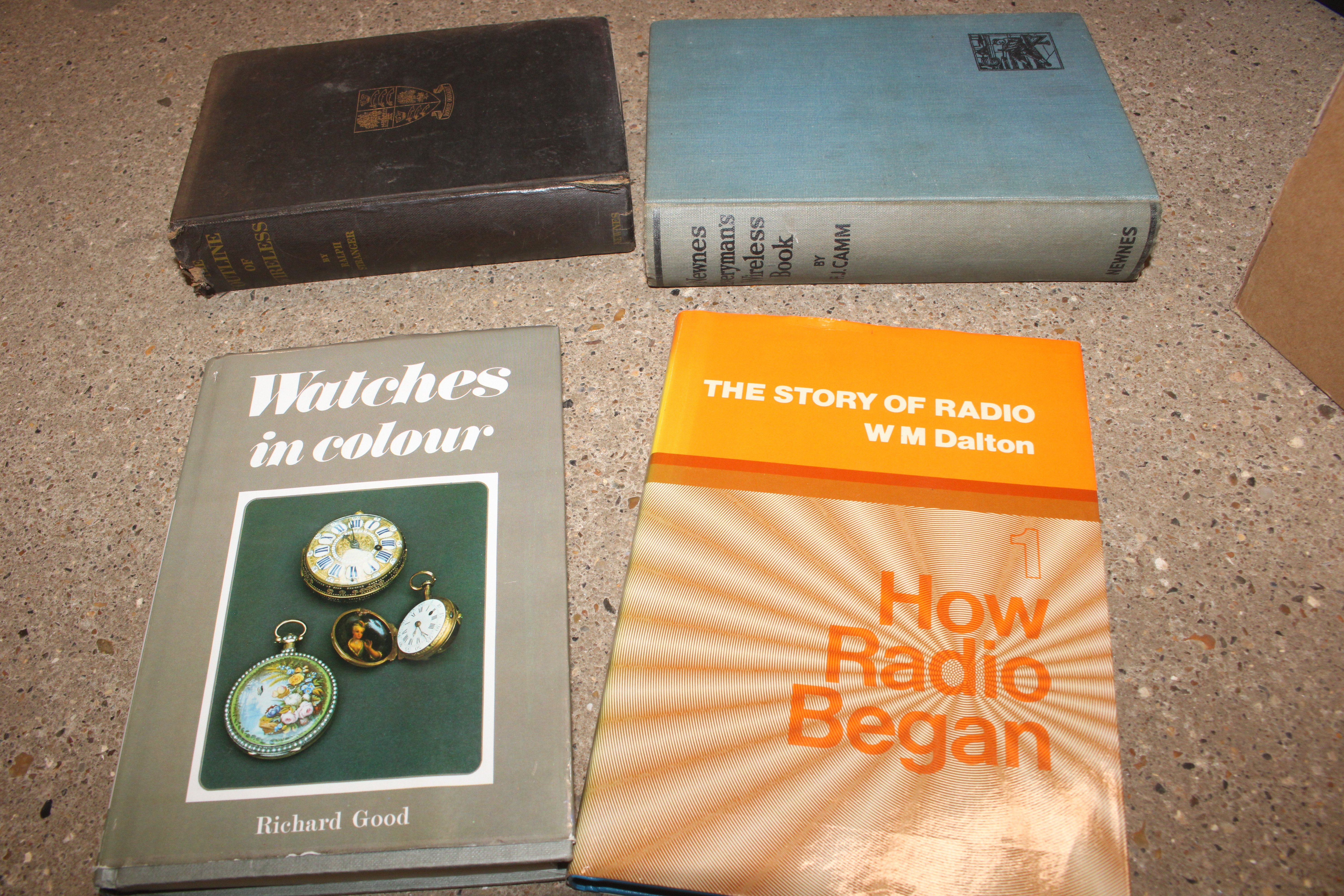 A box of books including Vintage radio and others - Image 3 of 5