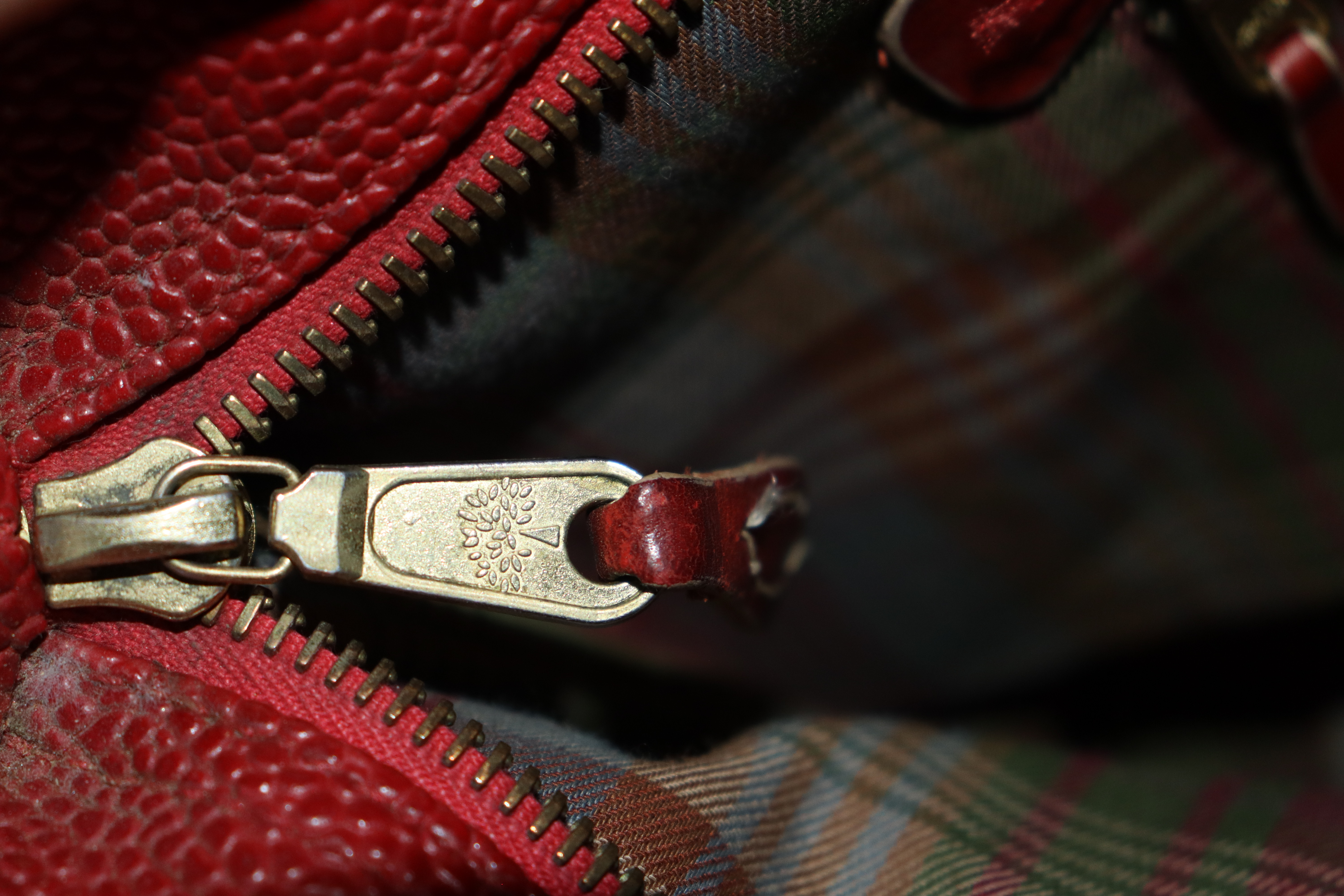 A Mulberry red handbag and outer carry bag - Image 8 of 8