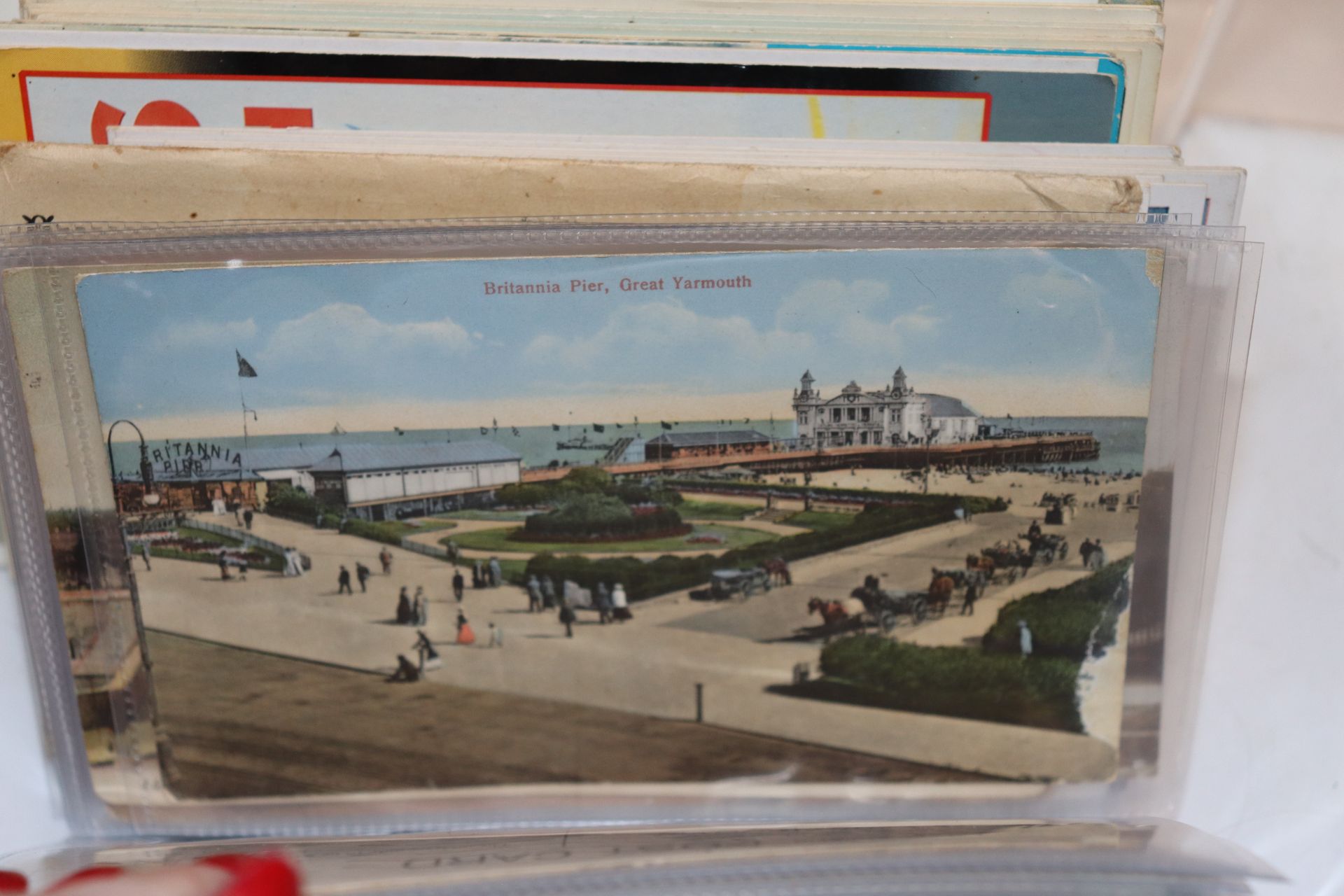 A box of assorted vintage postcards - Image 3 of 7