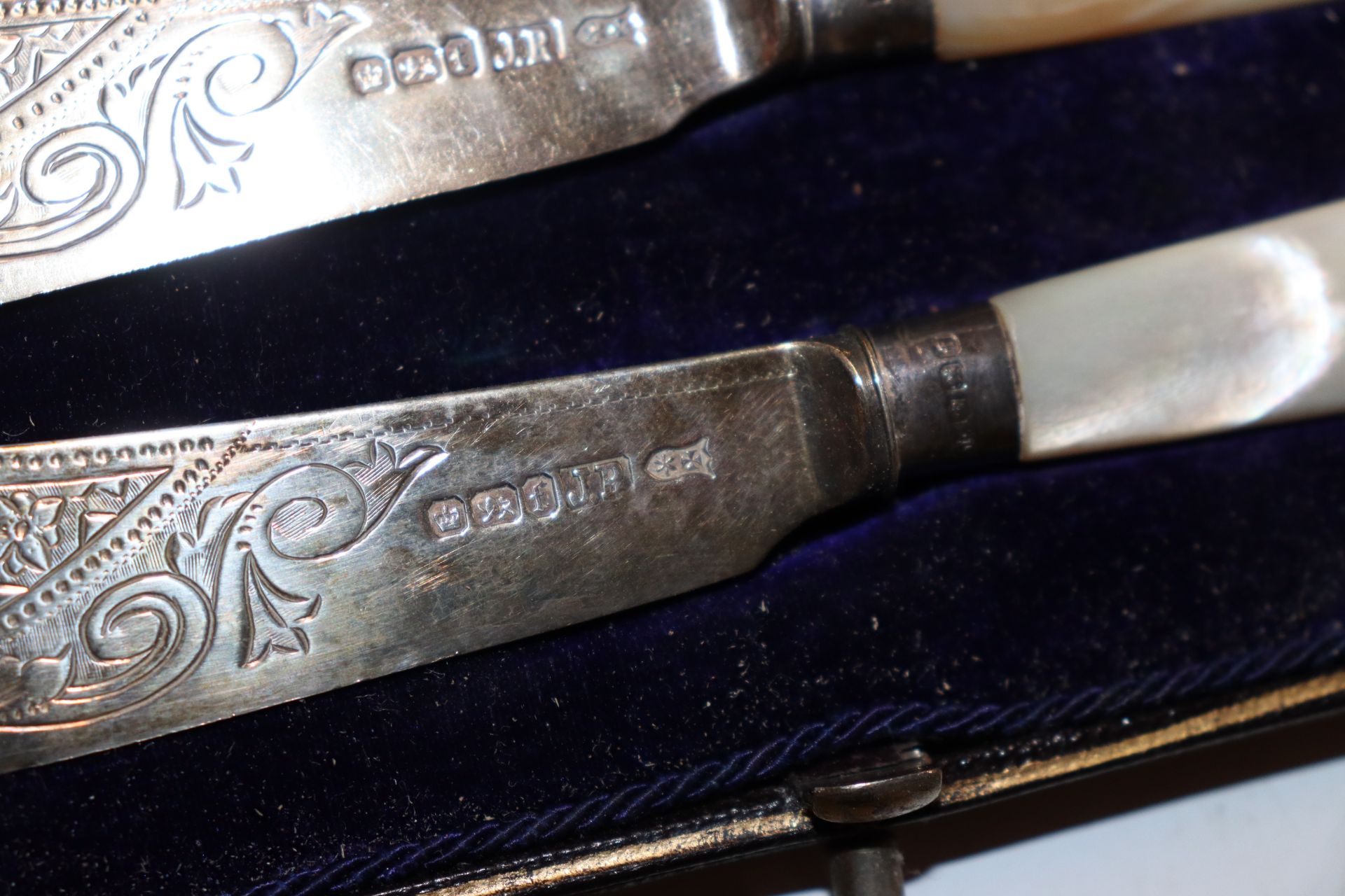 A cased pair of silver knives with mother of pearl - Image 3 of 5