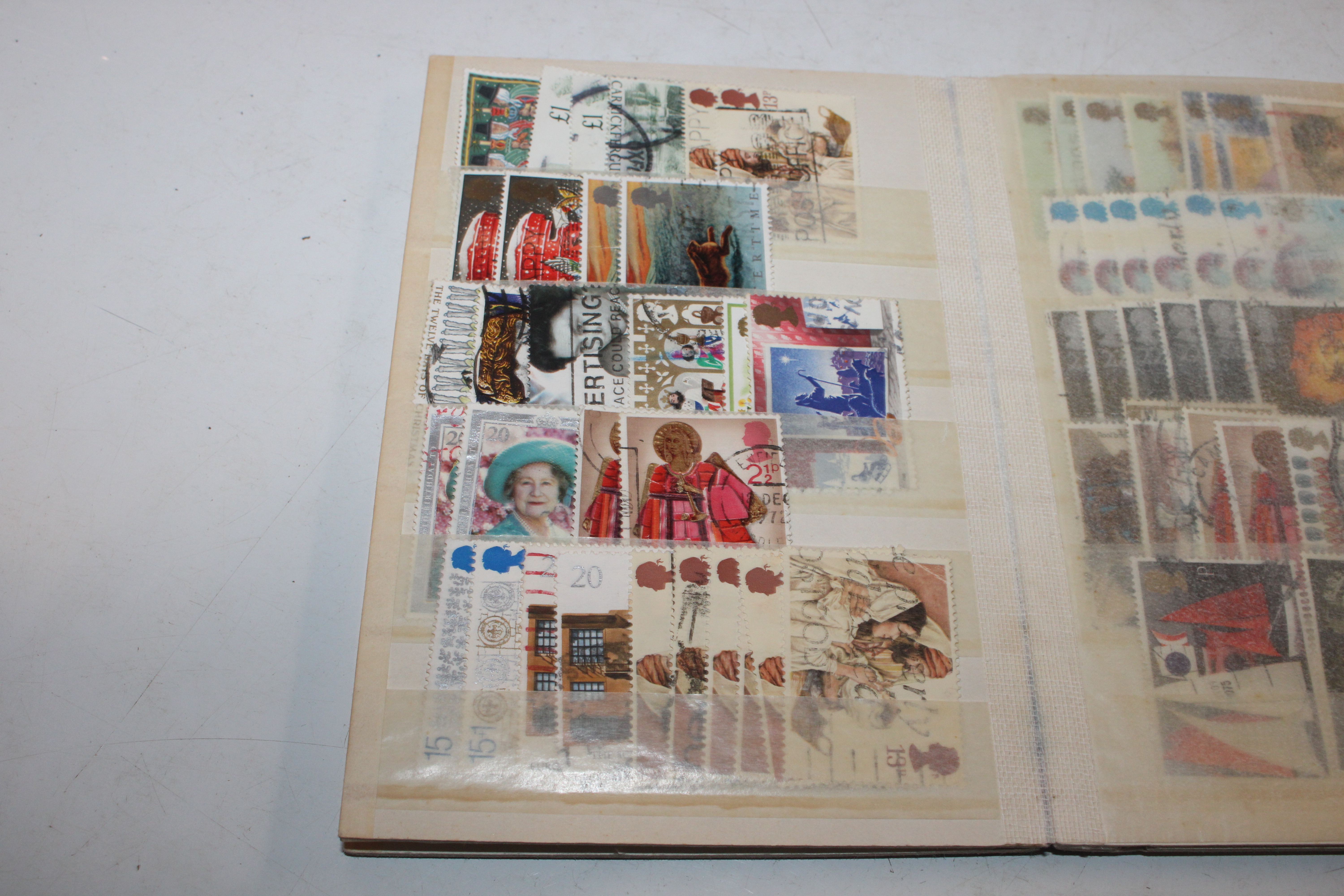 A box containing an album of stamps, various loose - Bild 26 aus 27