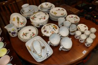 A quantity of Royal Worcester tea and dinnerware